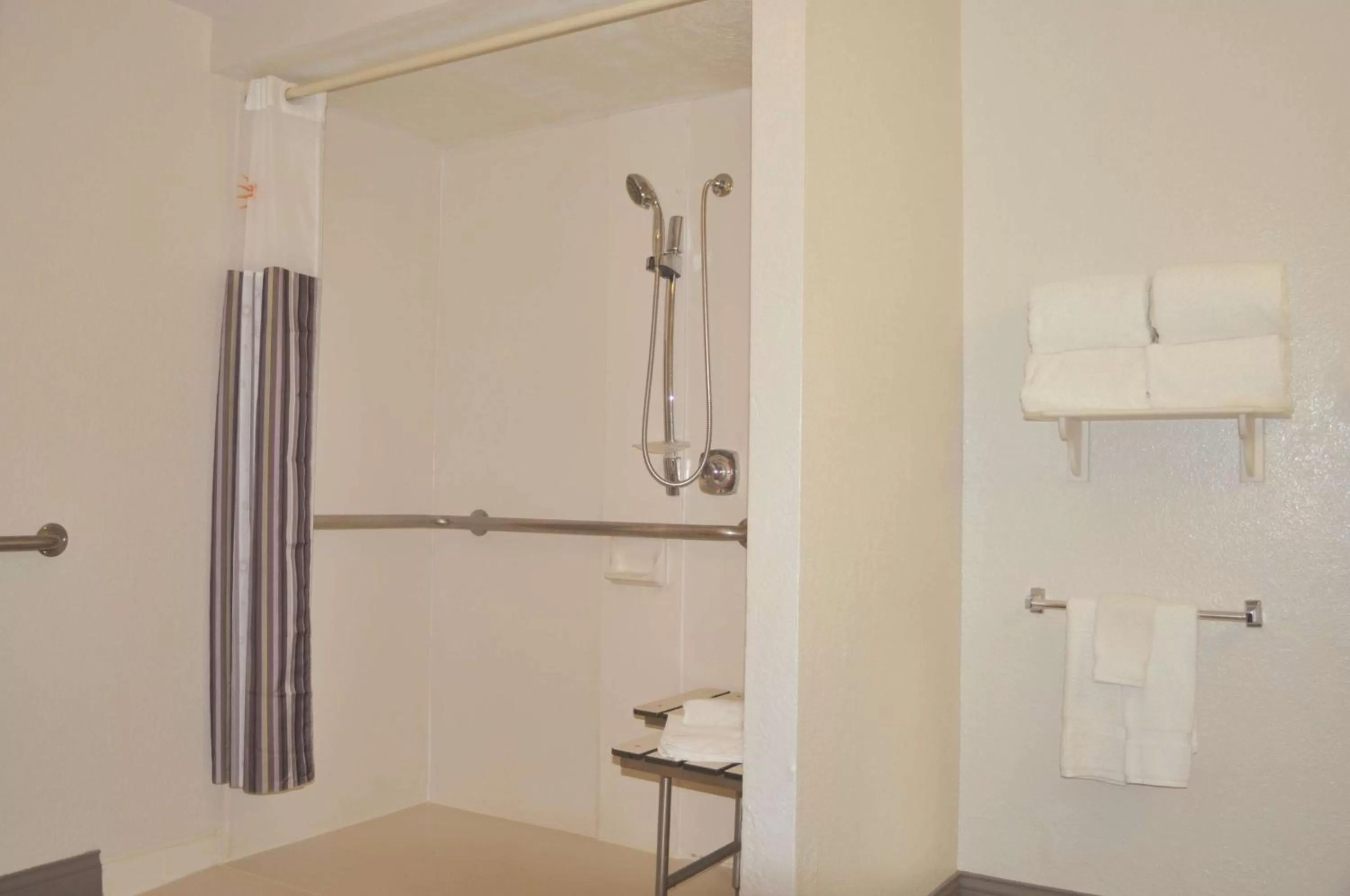 King Room with Bath Tub - Mobility Accessible/Non-Smoking in La Quinta Inn by Wyndham Dallas Uptown