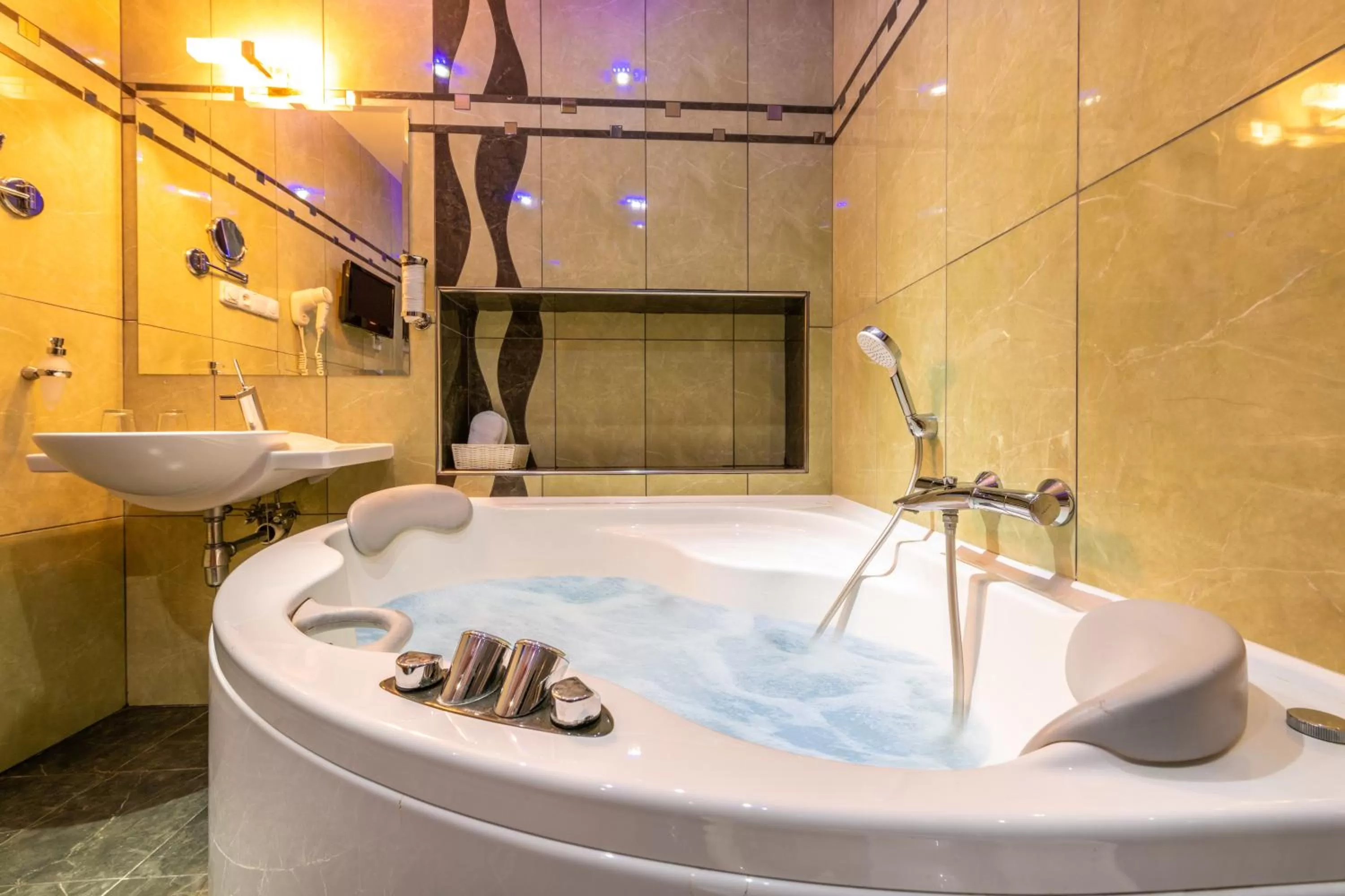 Deluxe Double Room with Jacuzzi  in Danubia Gate Hotel