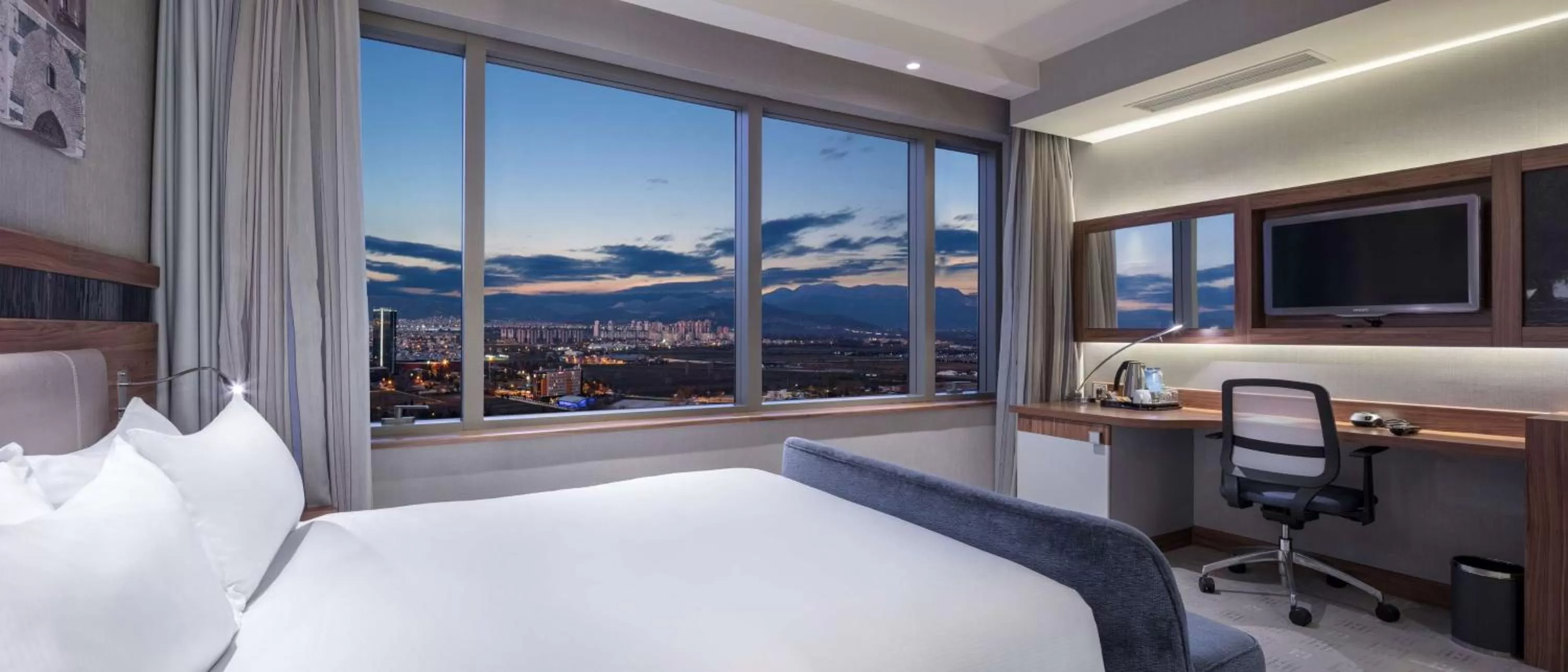 Queen Room - Smoking in Hampton By Hilton Bursa