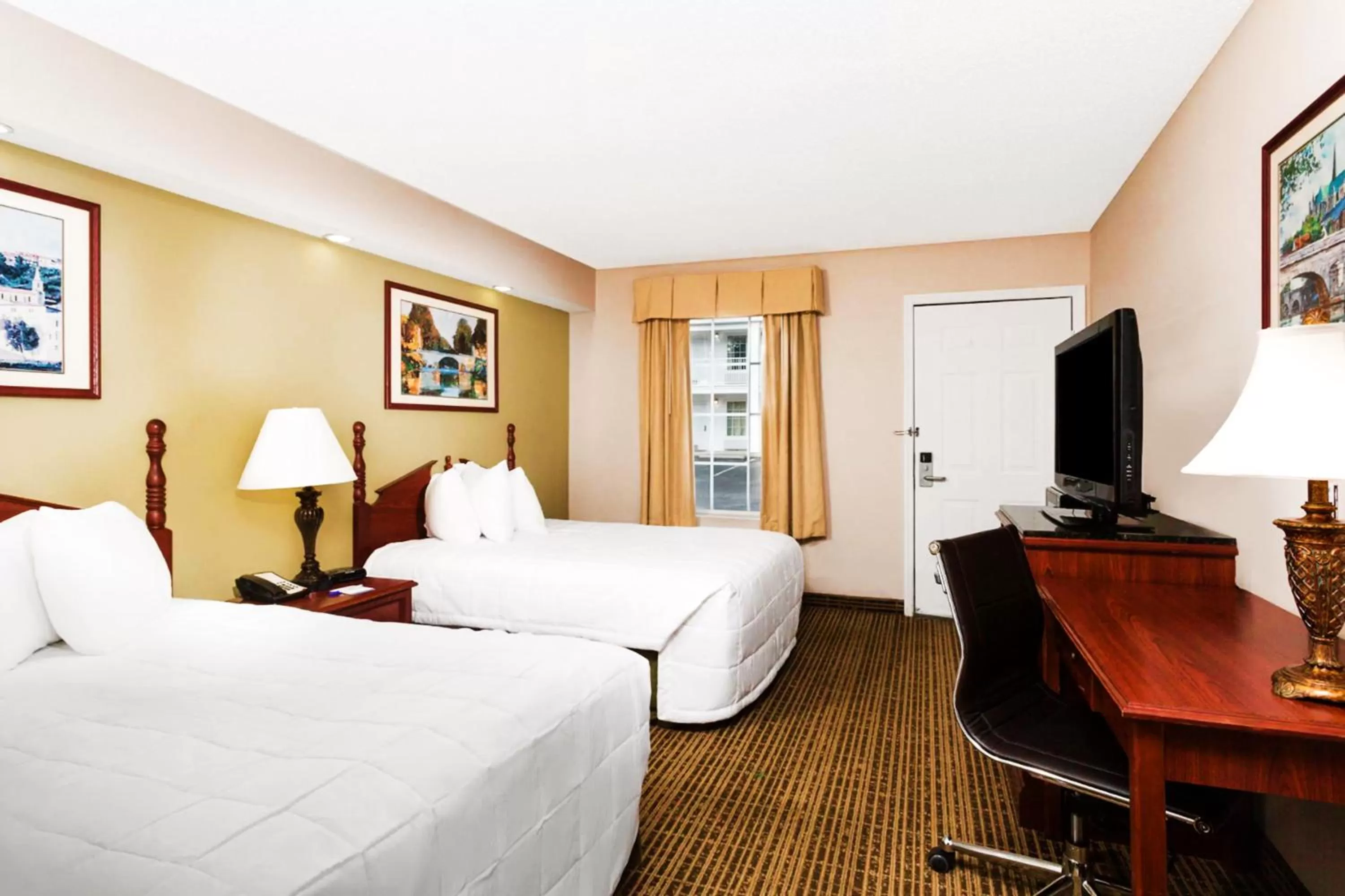 Deluxe Double Room - Disability Access/Non-Smoking in Baymont by Wyndham Tullahoma