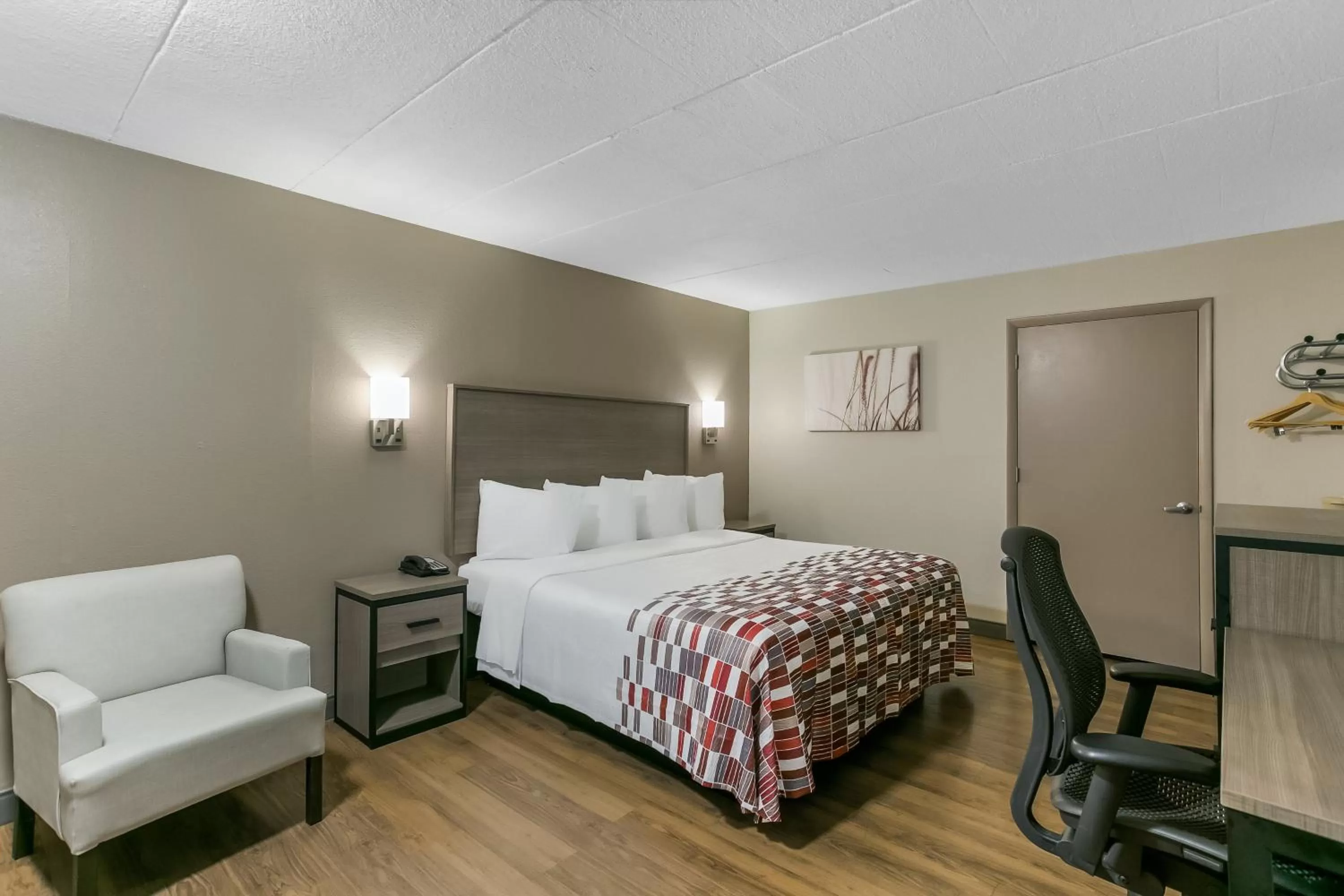 Superior King Room Disability Access Roll-In Shower Non-Smoking in Red Roof Inn Baltimore