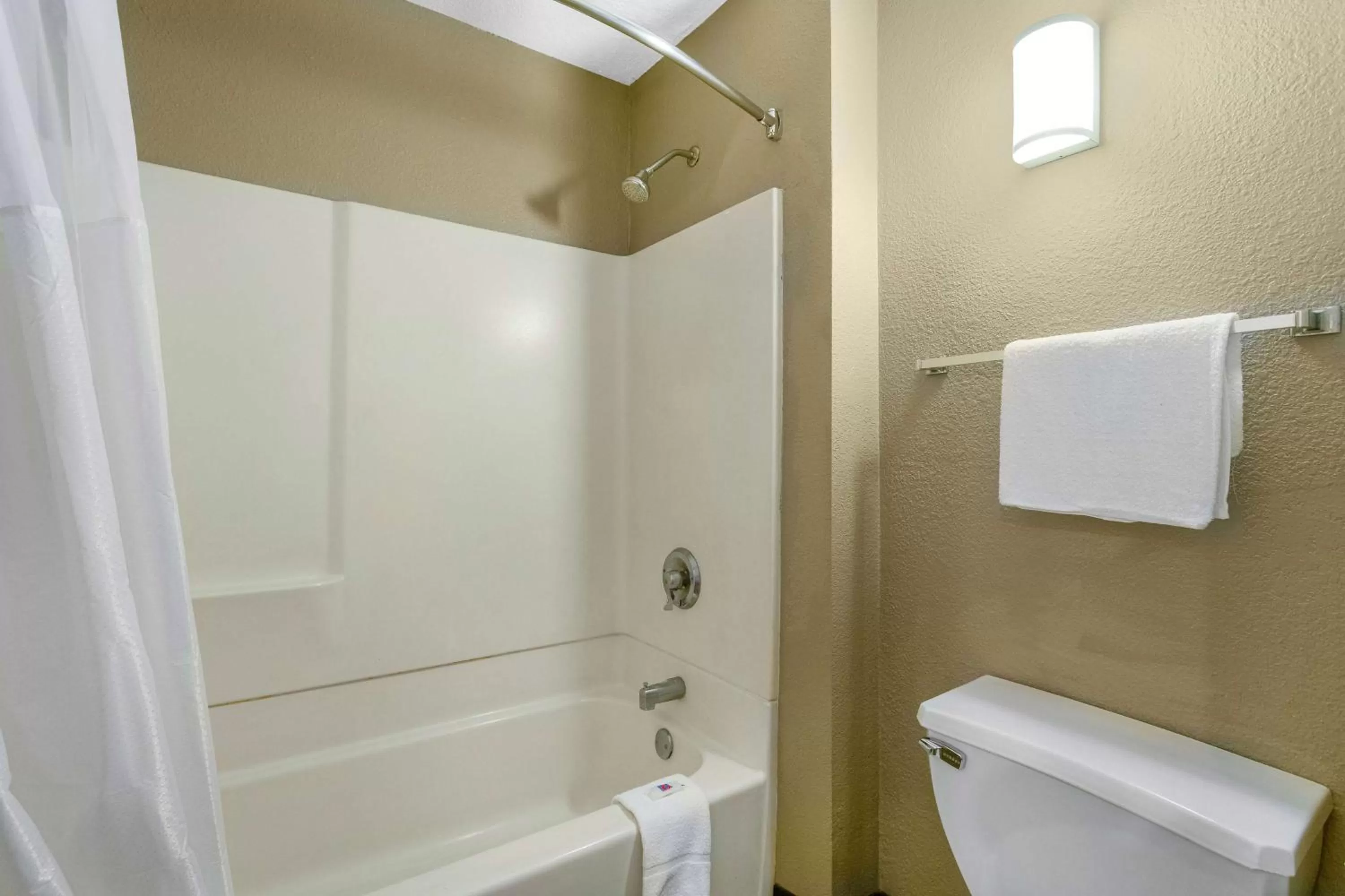 Deluxe Quadruple Room - Non-Smoking in Motel 6-Merced, CA - North