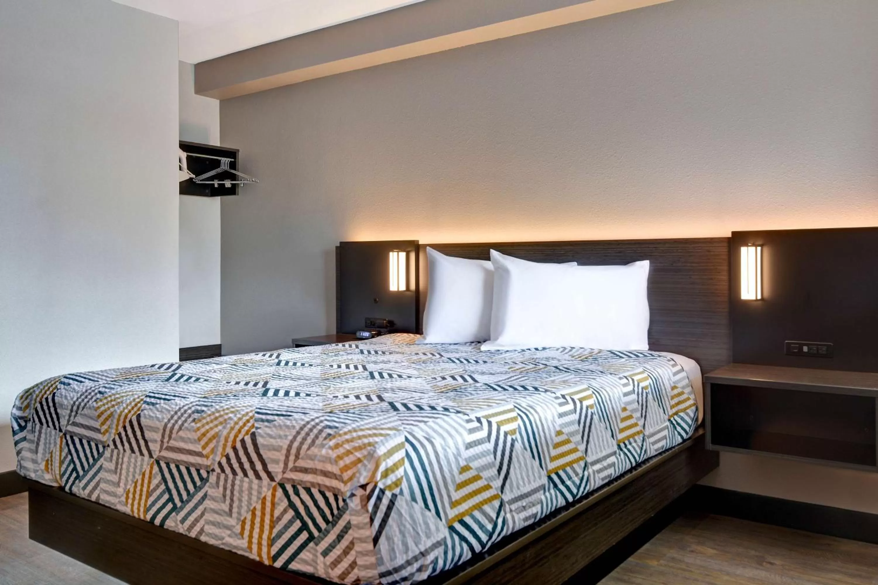 Queen Room - single occupancy - Disability Access - Non-Smoking in Studio 6-Jacksonville, FL - Baymeadows