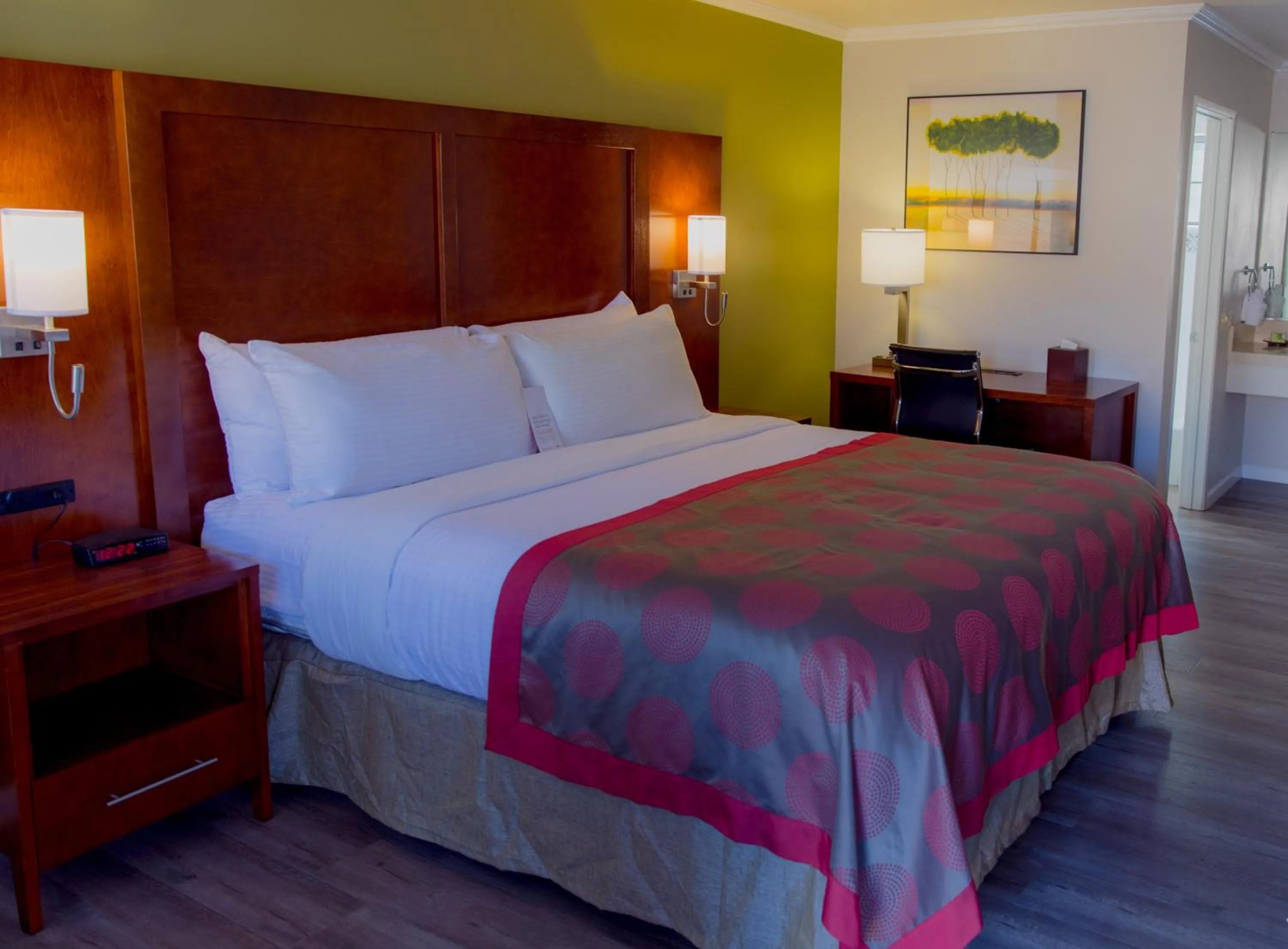 Queen Room with Mobility/Hearing Access - Non-Smoking in Ramada by Wyndham Mountain View