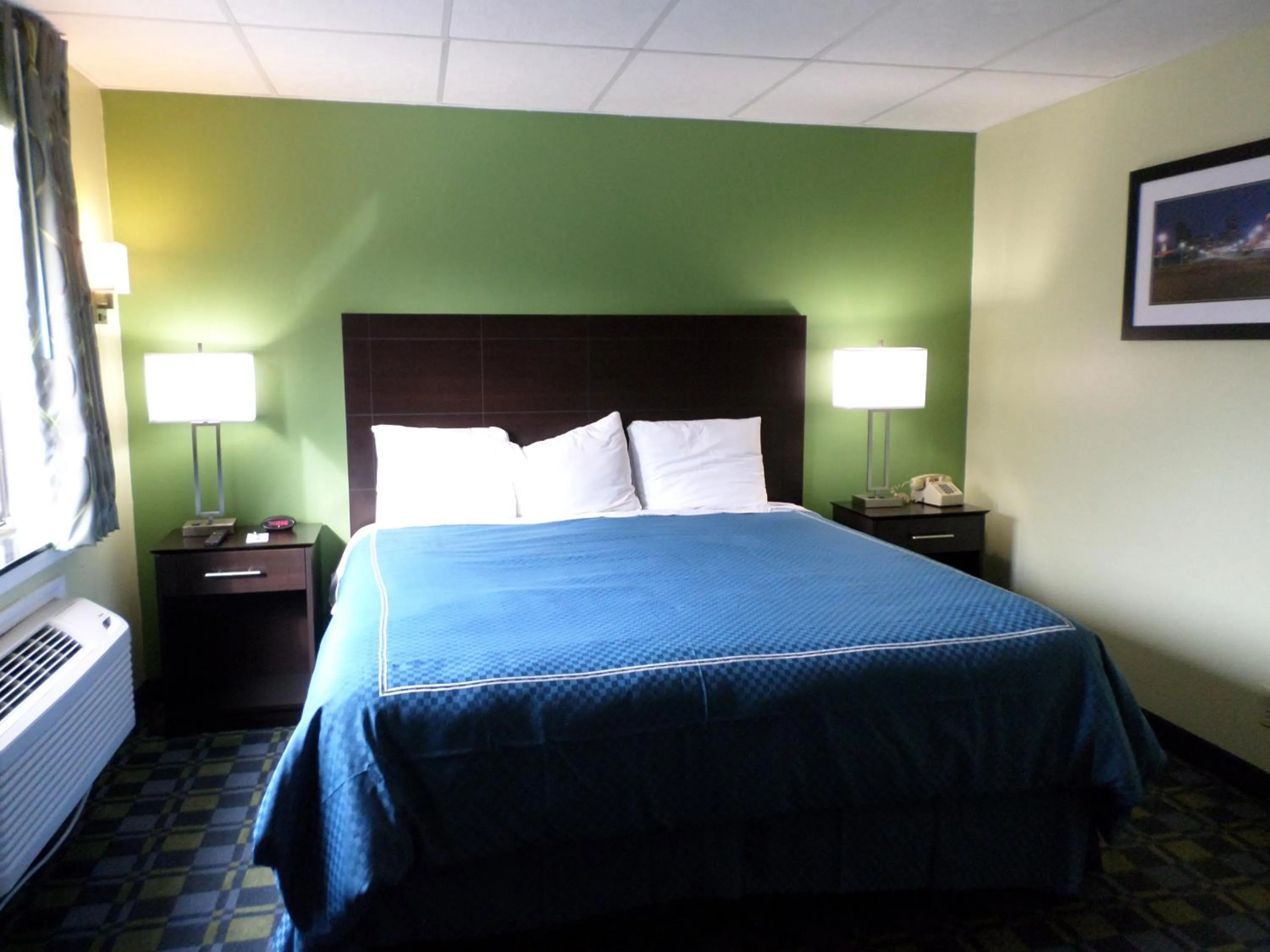 Queen Room - Non-Smoking in Travelodge by Wyndham Cleveland Lakewood