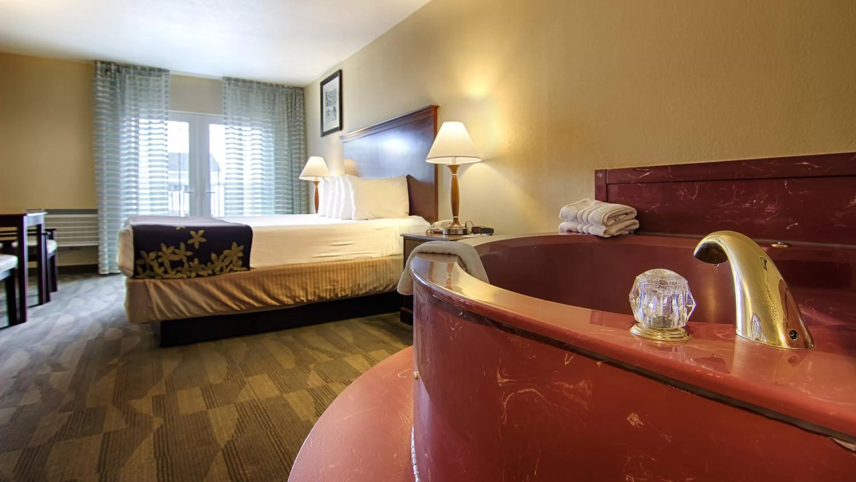 Deluxe King Room with Spa Bath - Non-Smoking in Gold Leaf Hotel of Dewey