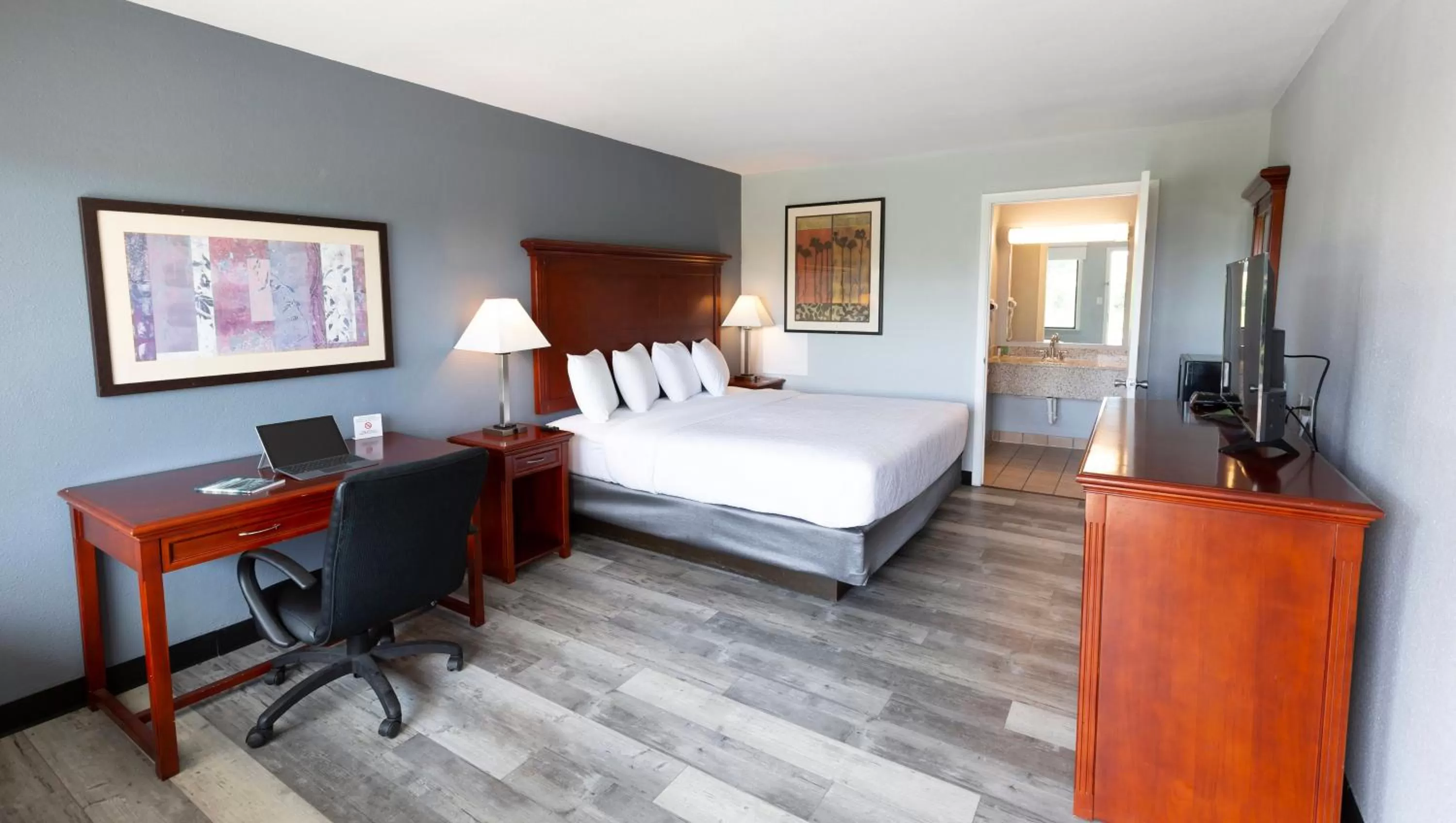 King Room - Disability Access in Sunrise Inn Williamstown