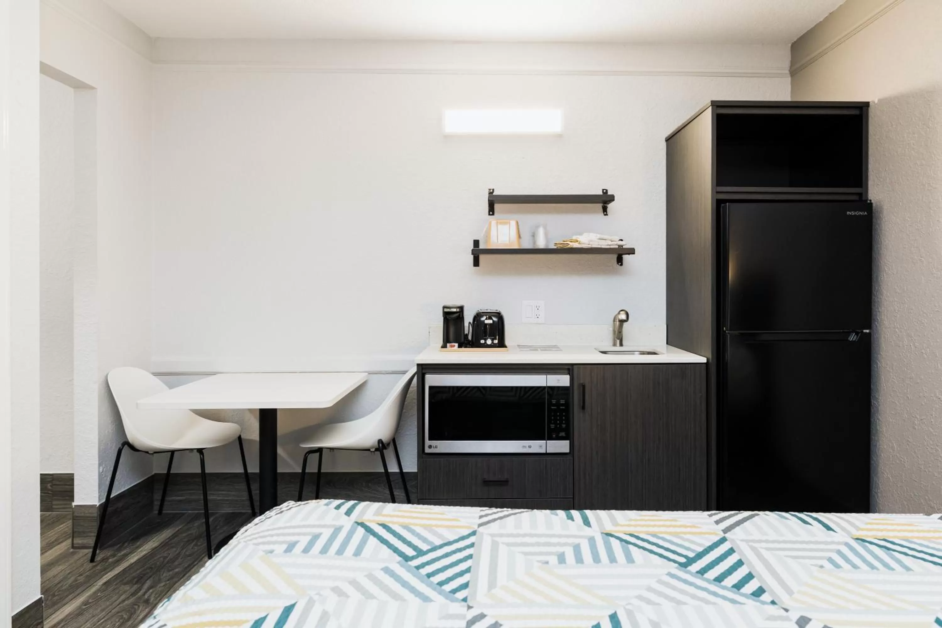 Deluxe Quadruple Room - Smoking in Studio 6 Baytown, Tx - Garth Road