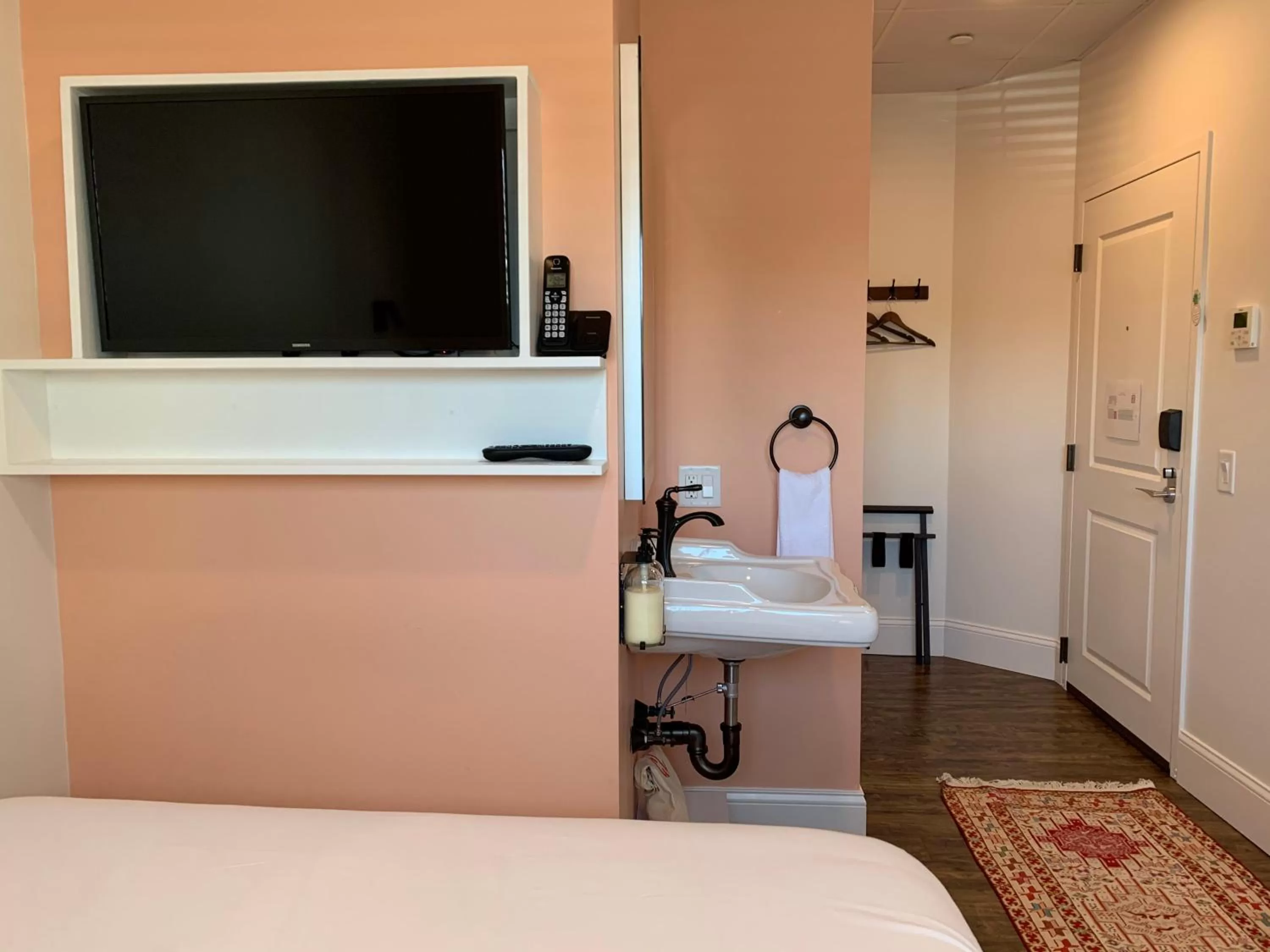 Queen Room - Disability Access in The Cabot Lodge