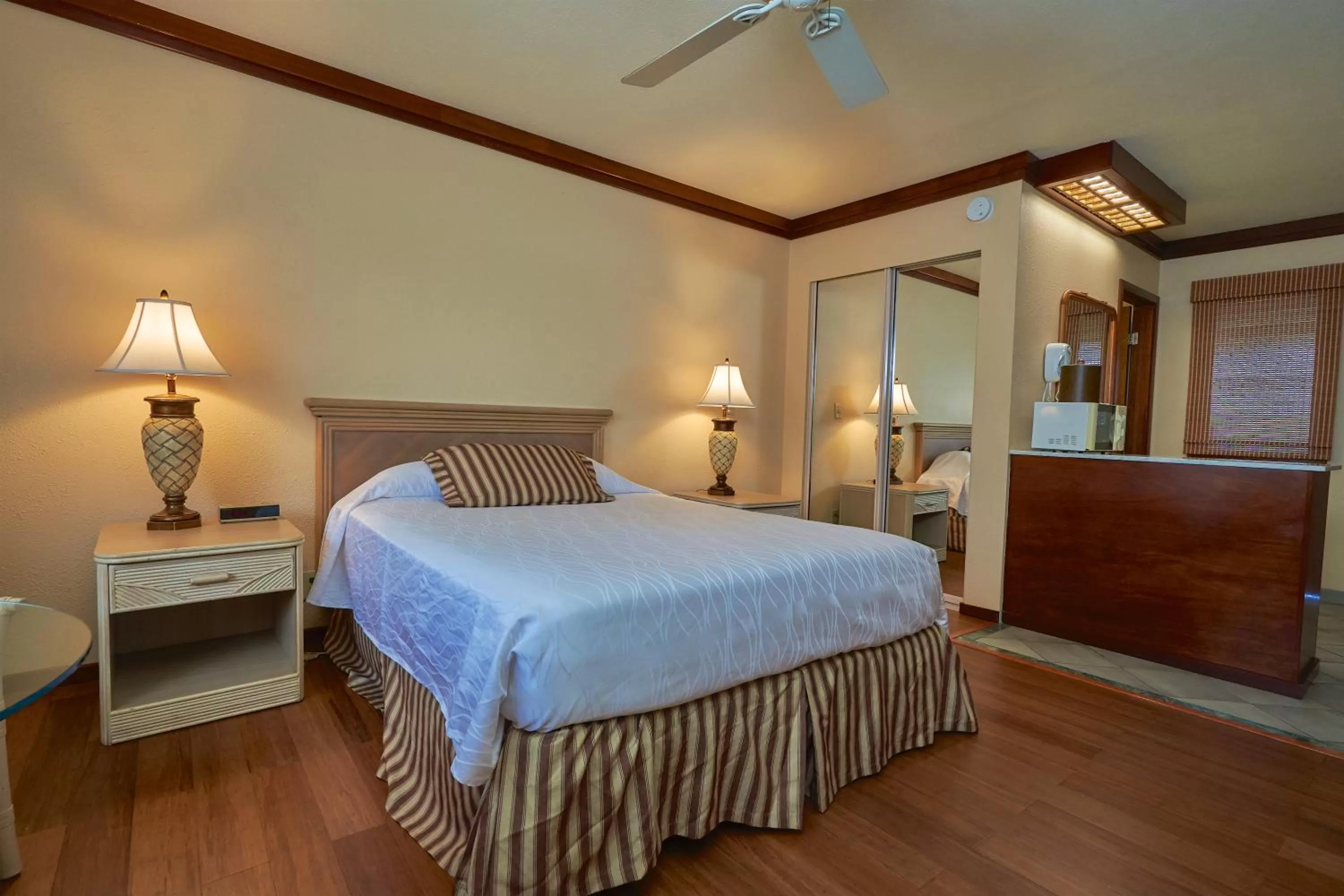 Large Queen Room in The Kauai Inn