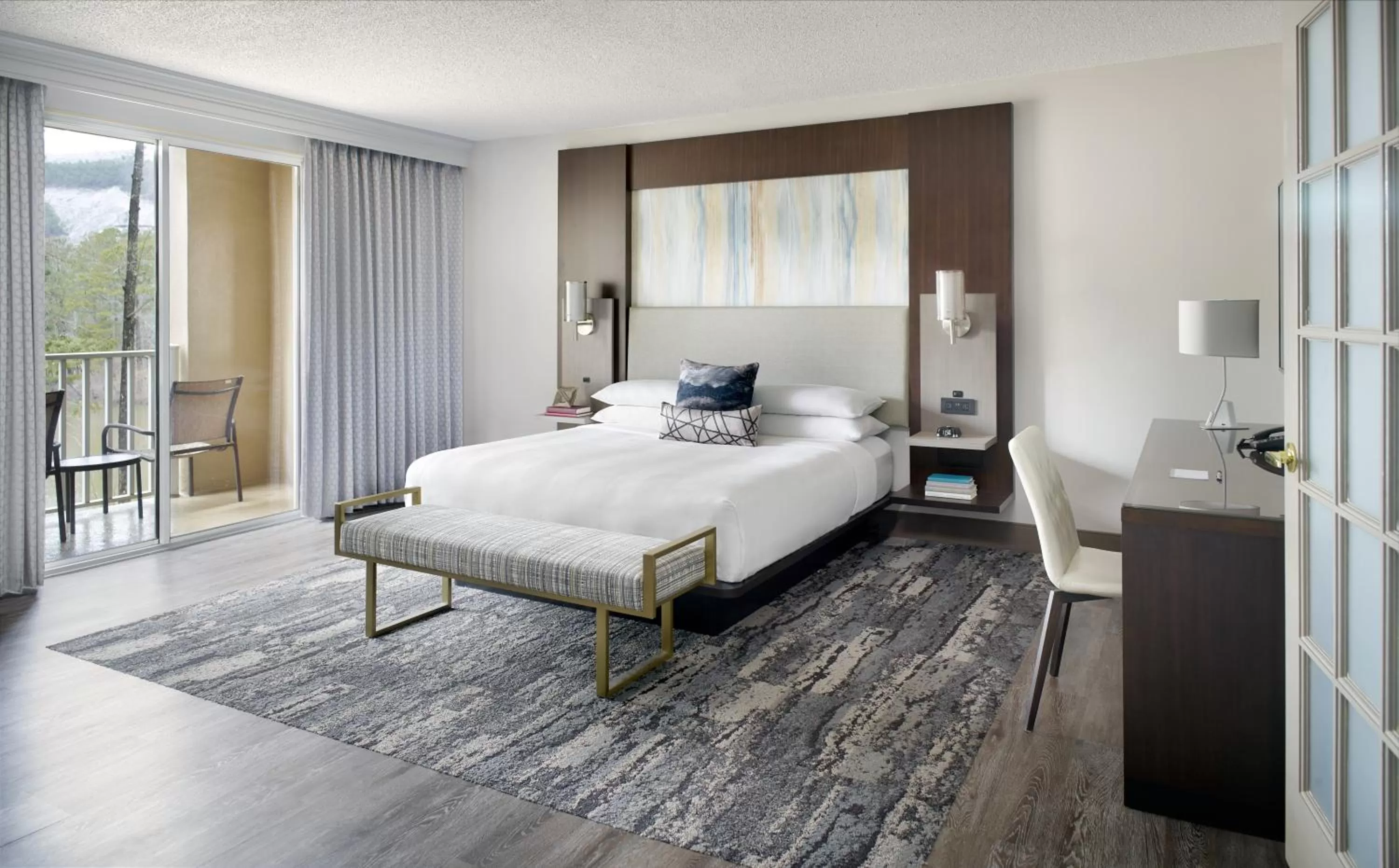 Deluxe King Suite in Atlanta Evergreen Lakeside Resort