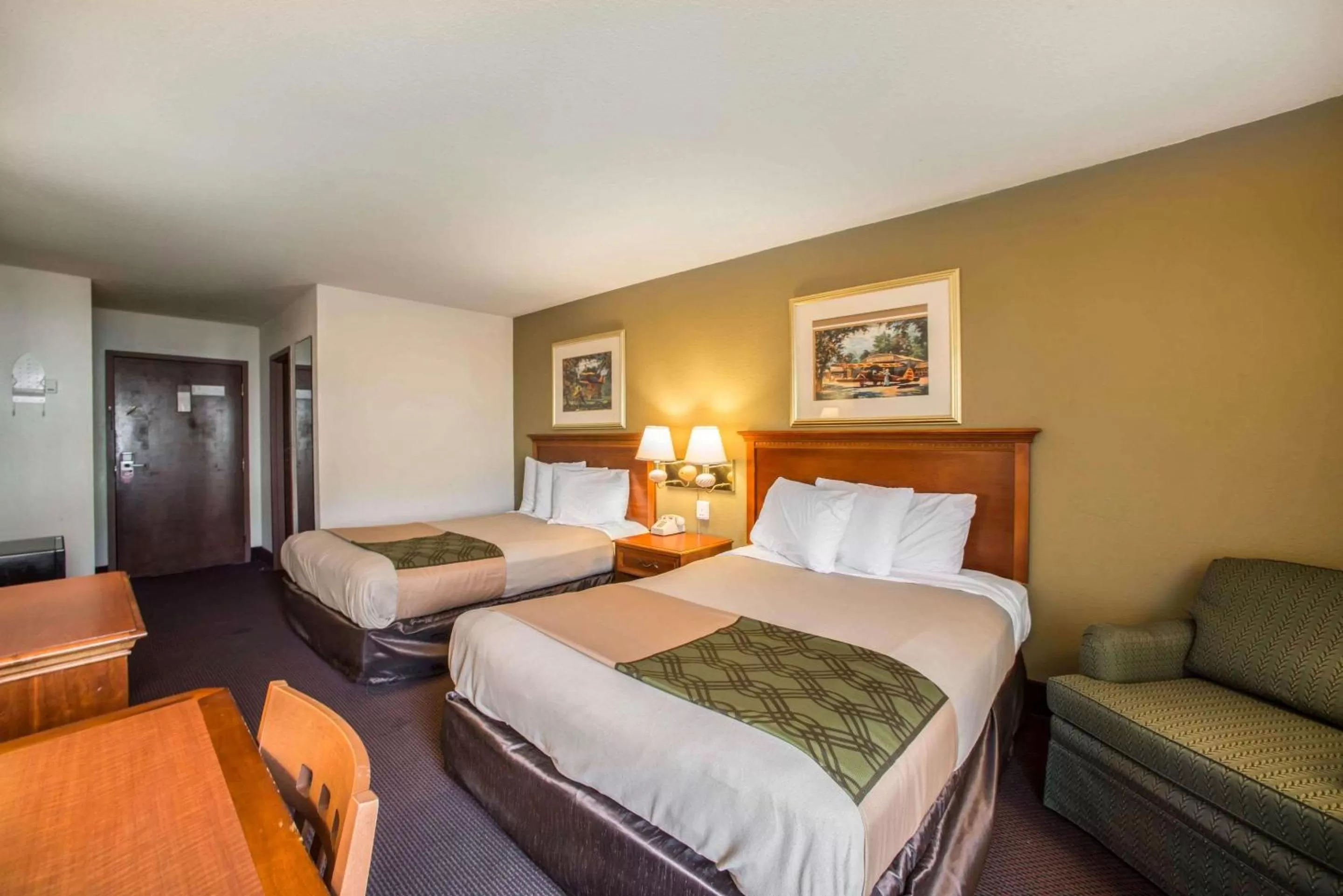 Double Room with Two Double Beds - Non-Smoking in Econo Lodge Marion