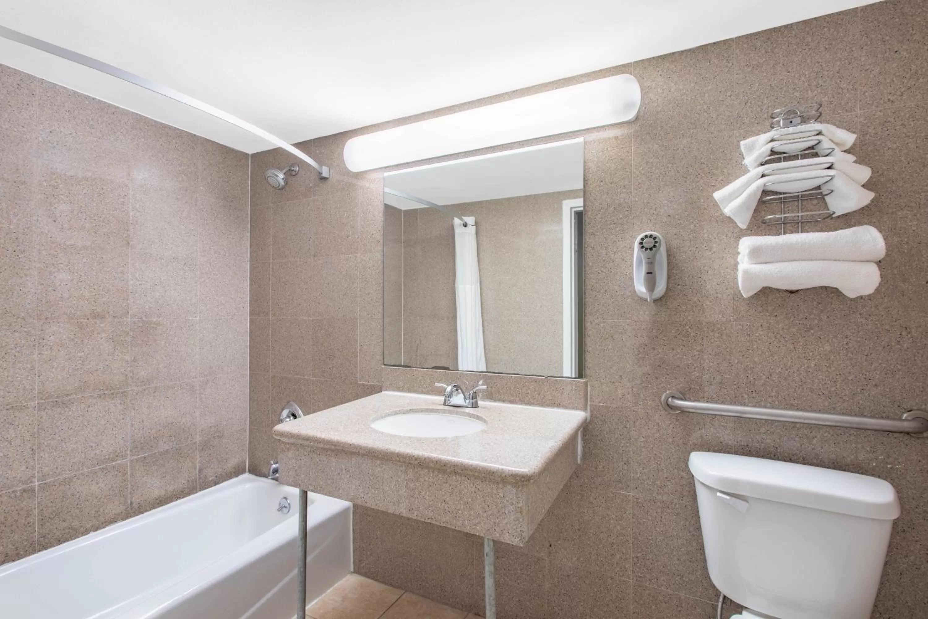 Queen Room with Bath Tub - Mobility Accessible/Non-Smoking in Days Inn by Wyndham Elmsford