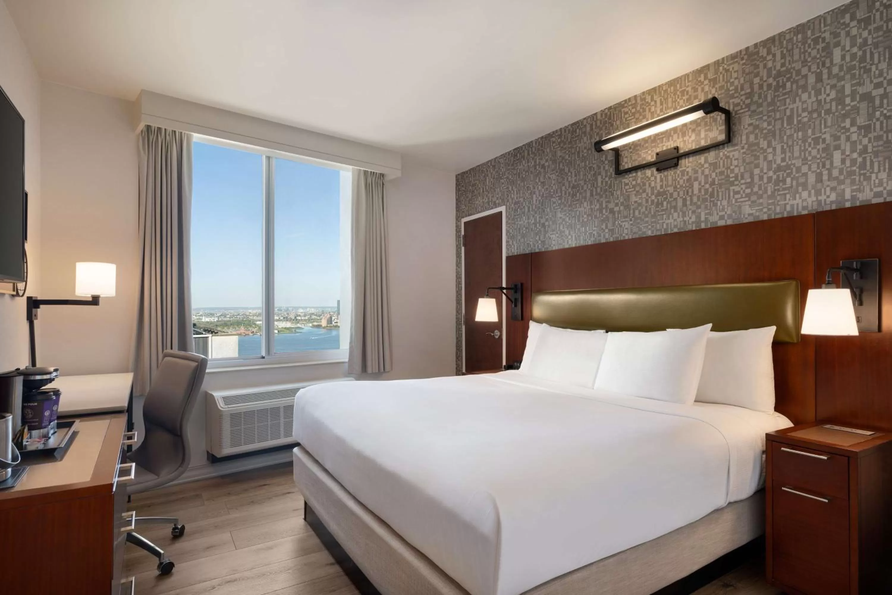 King Room with River View in DoubleTree by Hilton New York Downtown