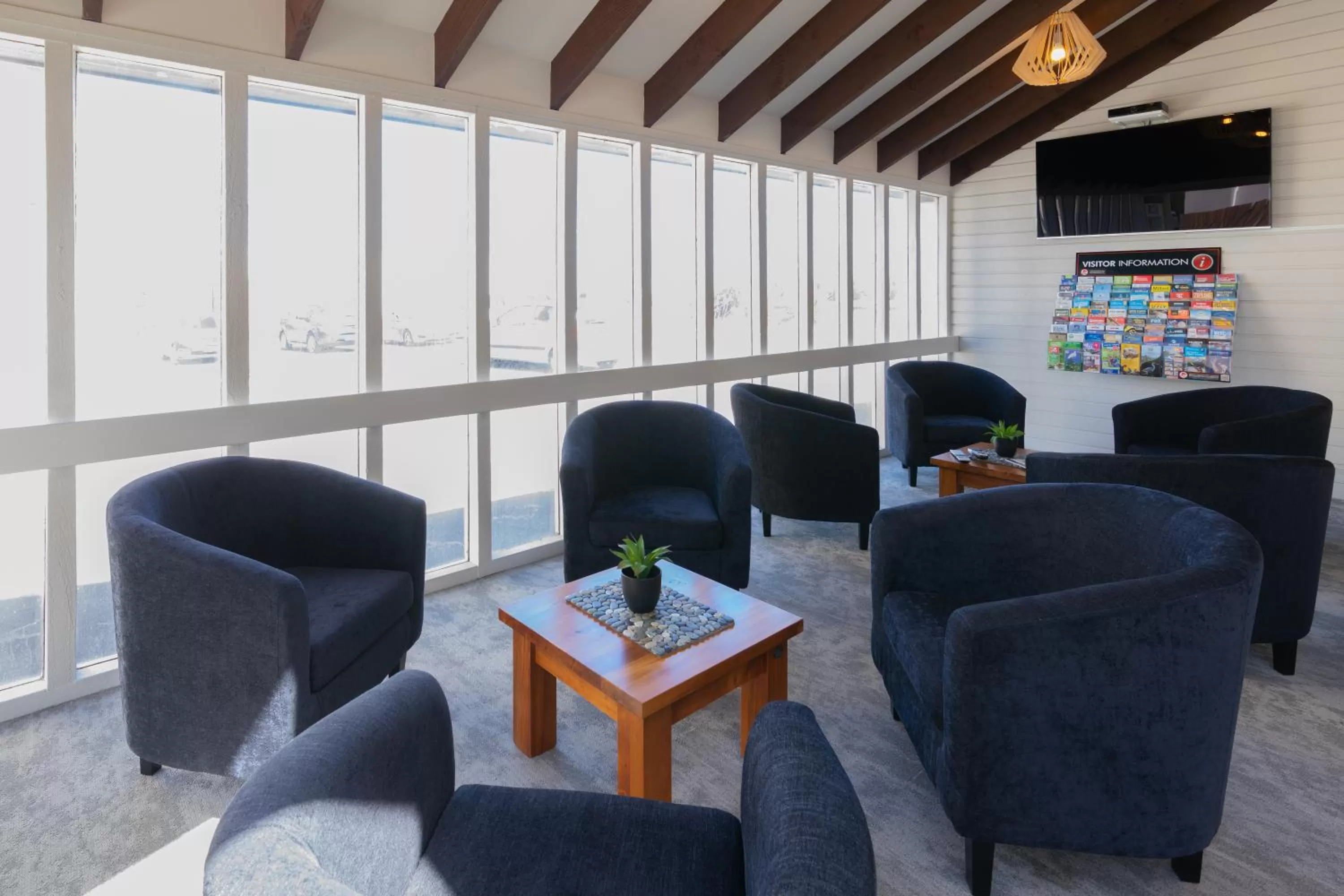Communal lounge/ TV room in Beachfront Hotel Hokitika