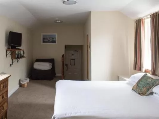 Triple Room with Bath in The Anchor Inn