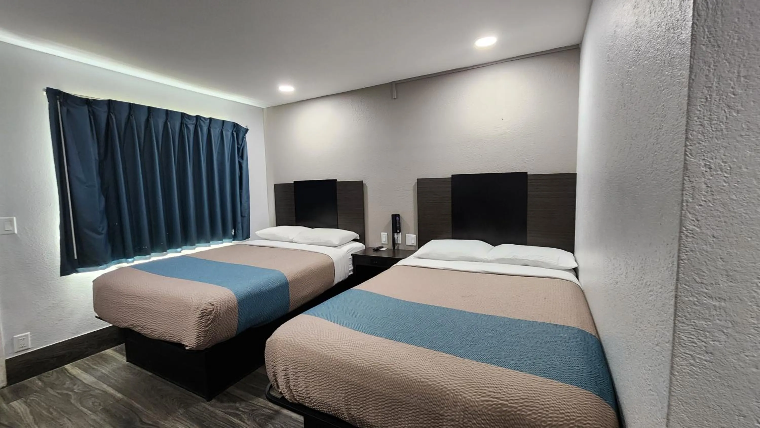 Deluxe Double Room – Disability Access in Motel 6-Galveston, TX