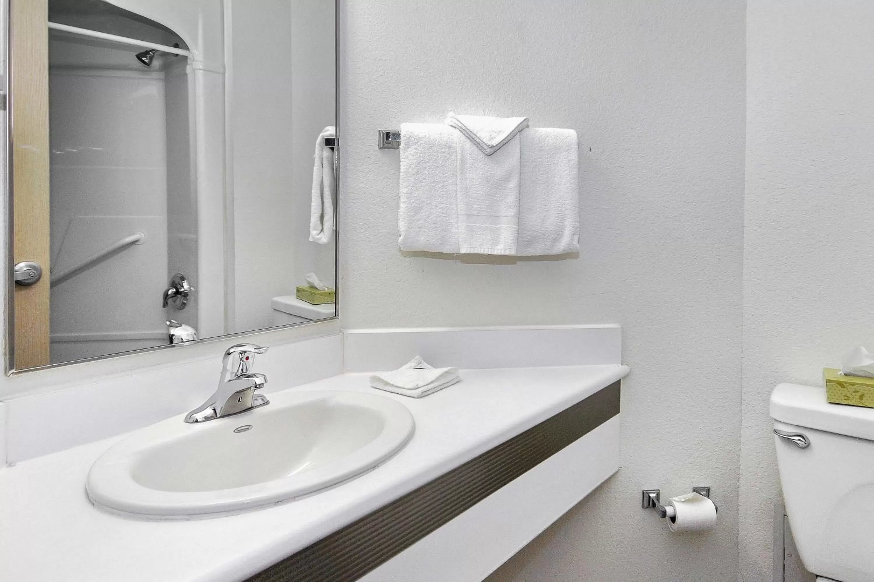 Deluxe Quadruple Room - Non-Smoking in Motel 6-Peterborough, ON