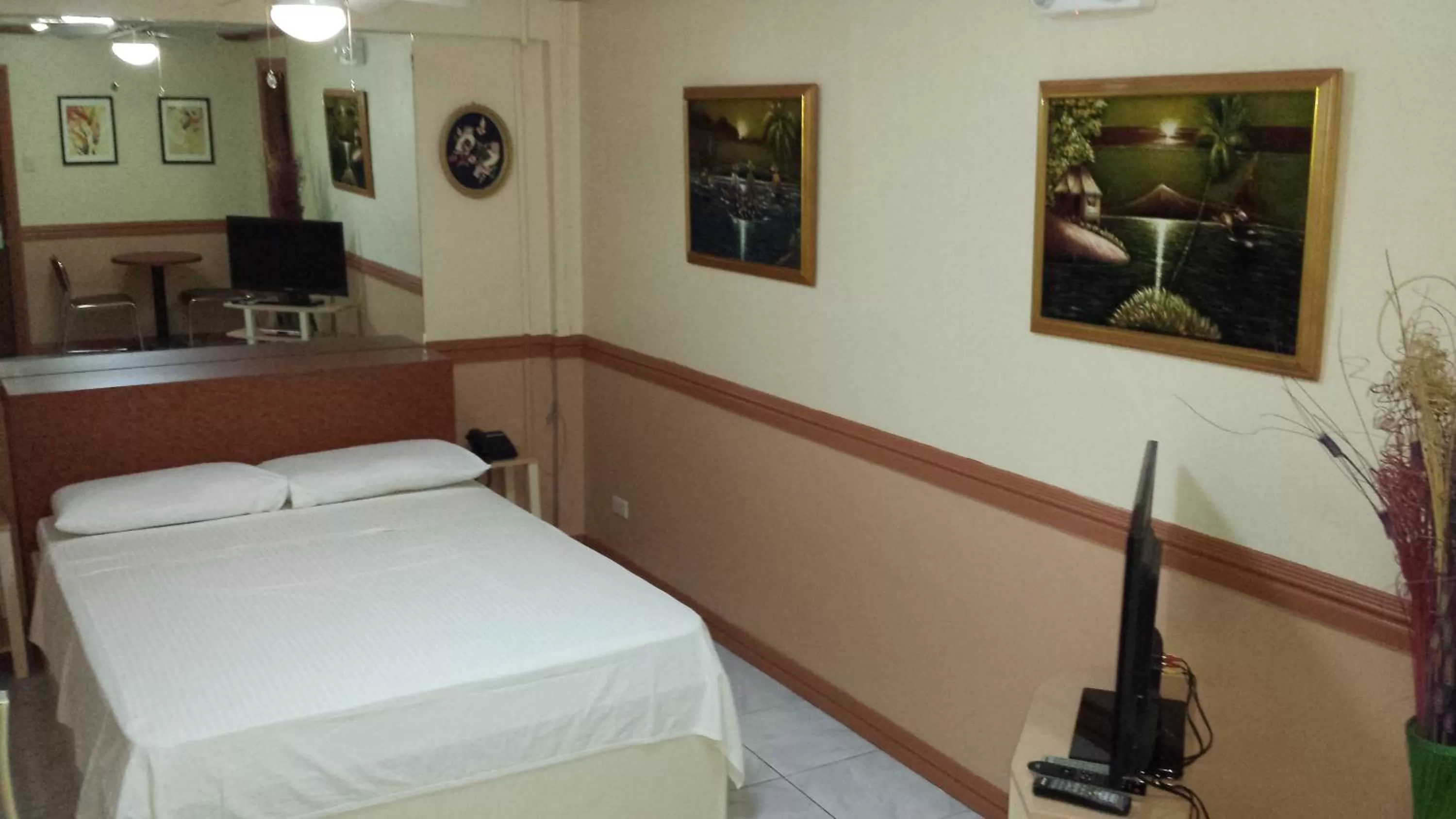 Deluxe Room in Kokomos Hotel and Restaurant