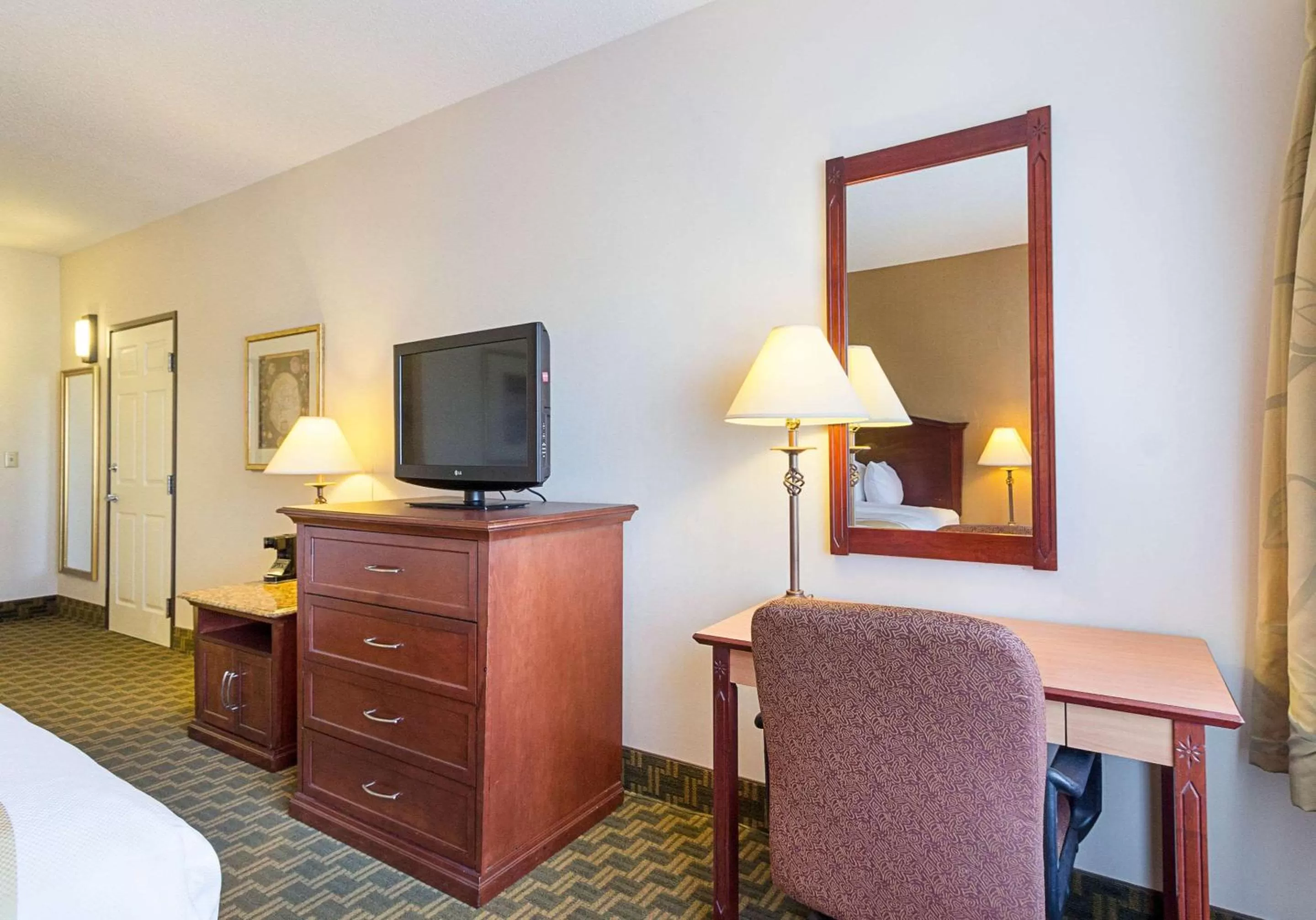 King Room - Accessible/Non-Smoking in Quality Inn Fairmont