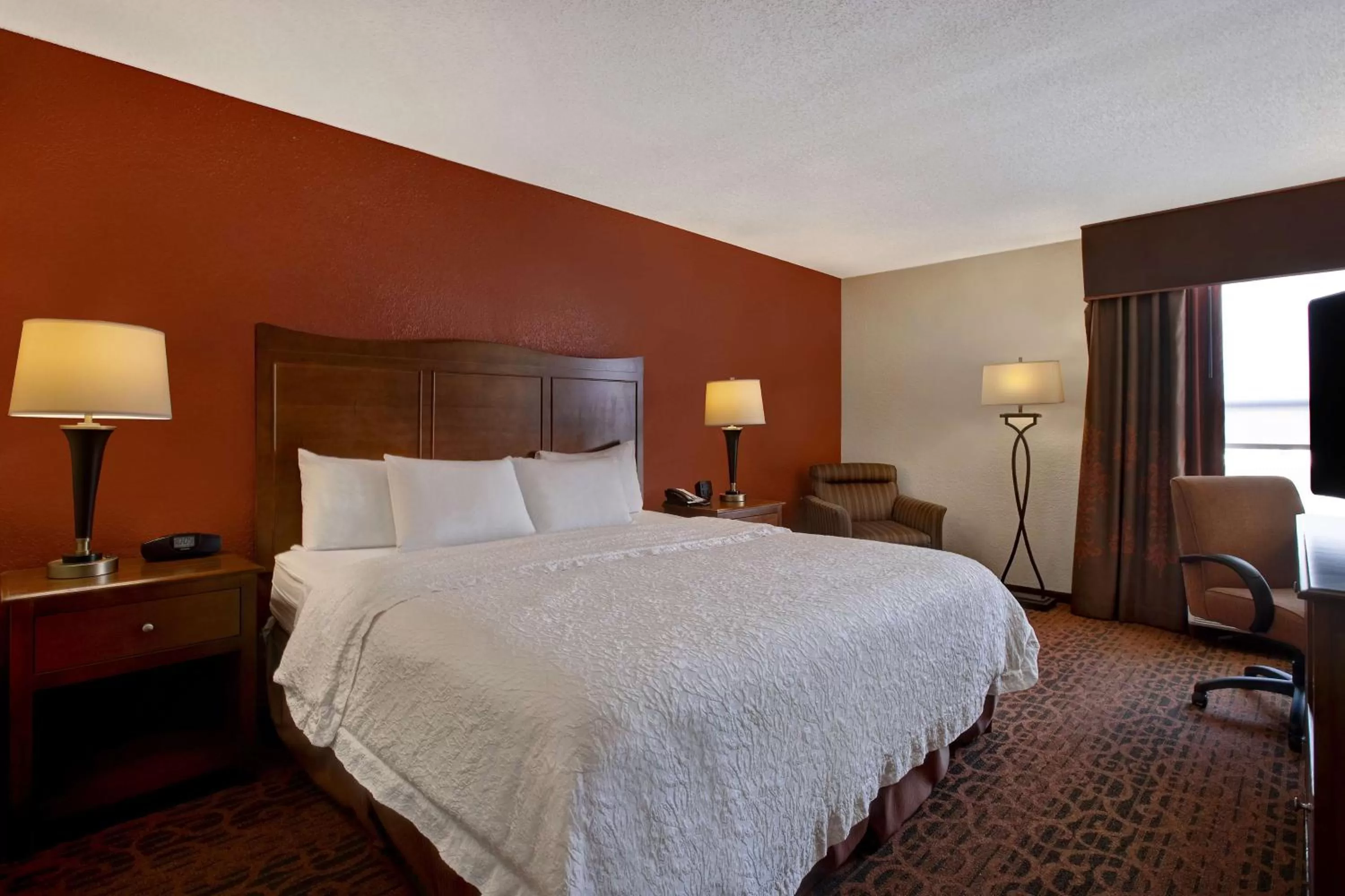 King Room with Microwave and Refrigerator – Disability Accessible Tub/Non-Smoking in Hampton Inn Fort Wayne-Southwest