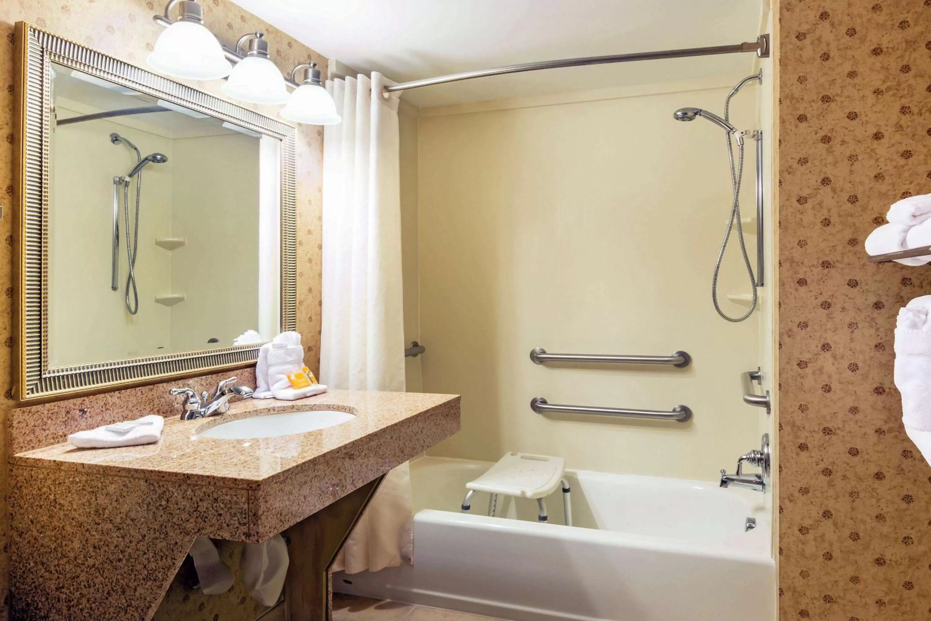 Queen Room with Two Queen Beds and Mobility/Hearing Impaired Access - Non-Smoking in La Quinta by Wyndham Kennewick