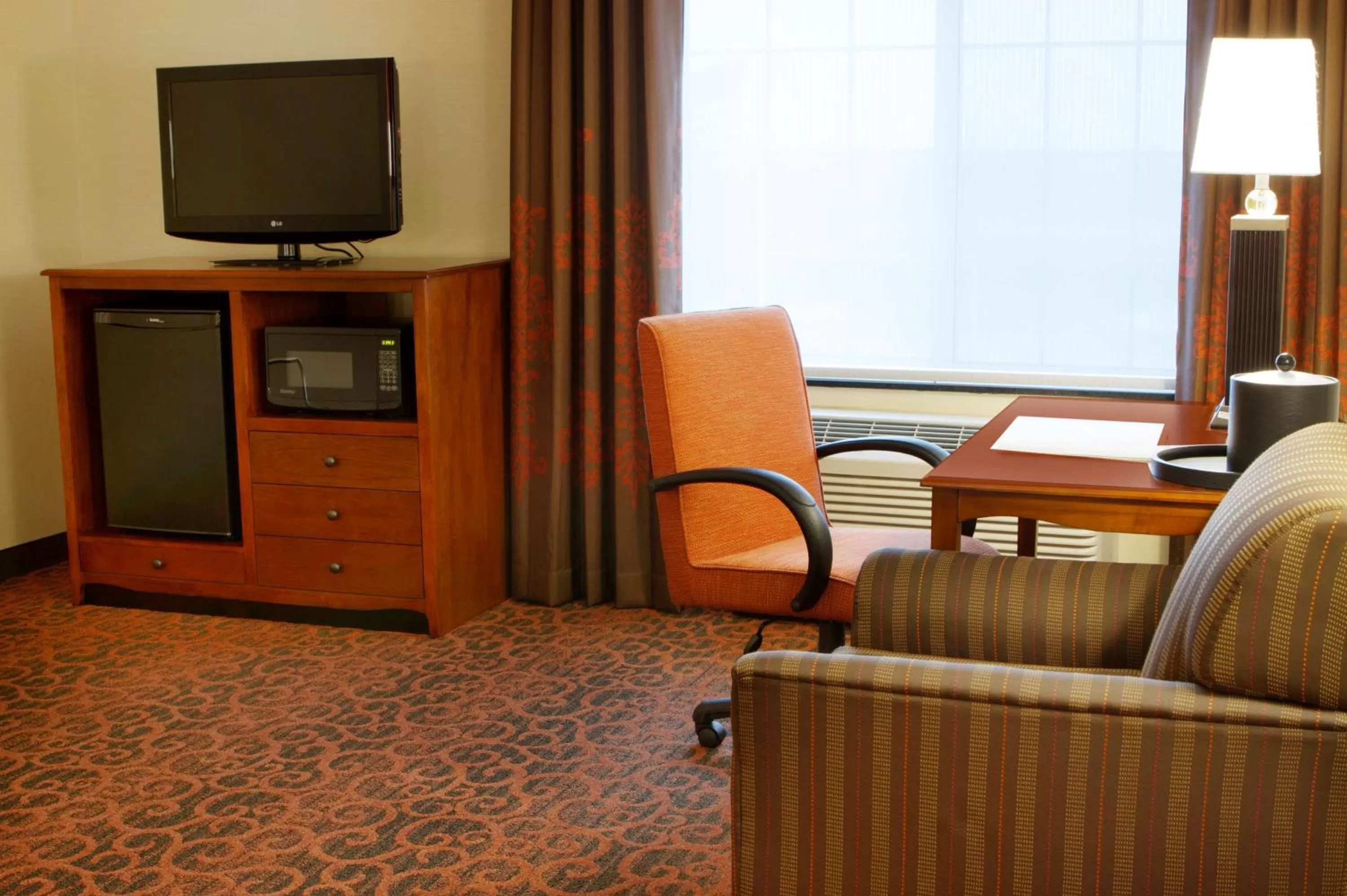 King Room with Roll-In Shower - Mobility and Hearing Access/Non-Smoking in Hampton Inn Bangor