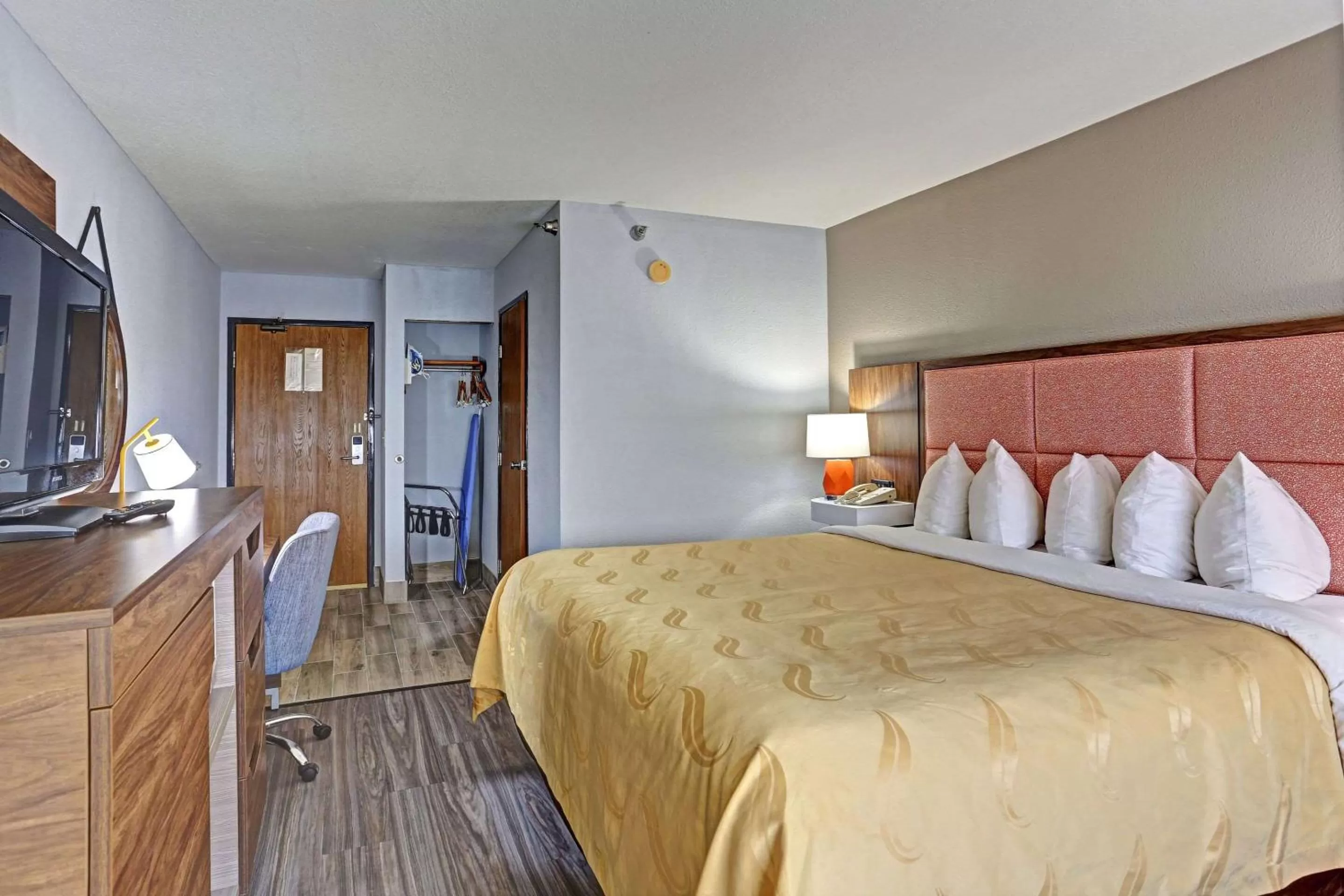 King Room - Accessible/Non-Smoking in Quality Inn Pierre-Fort Pierre