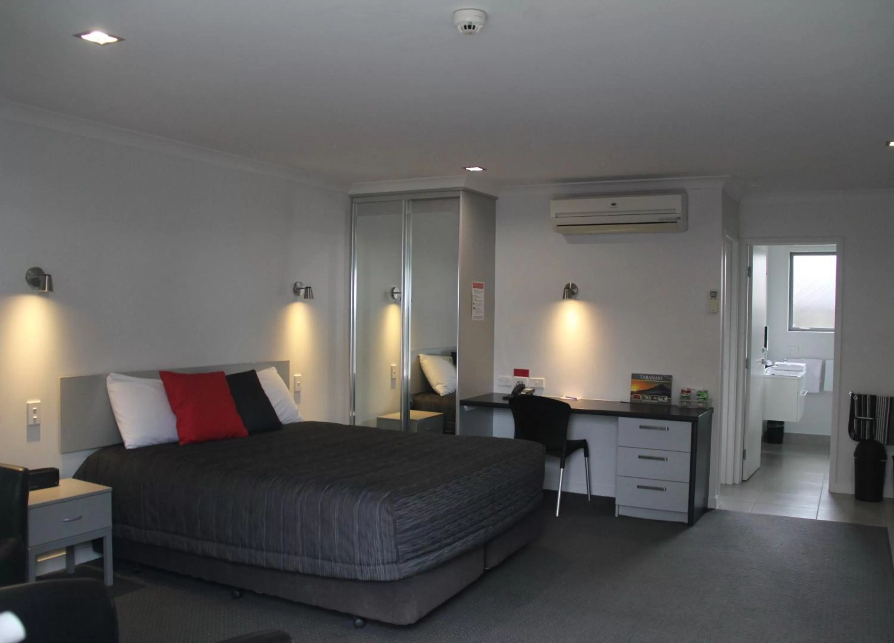 One-Bedroom Apartment in Pukekura Motor Lodge