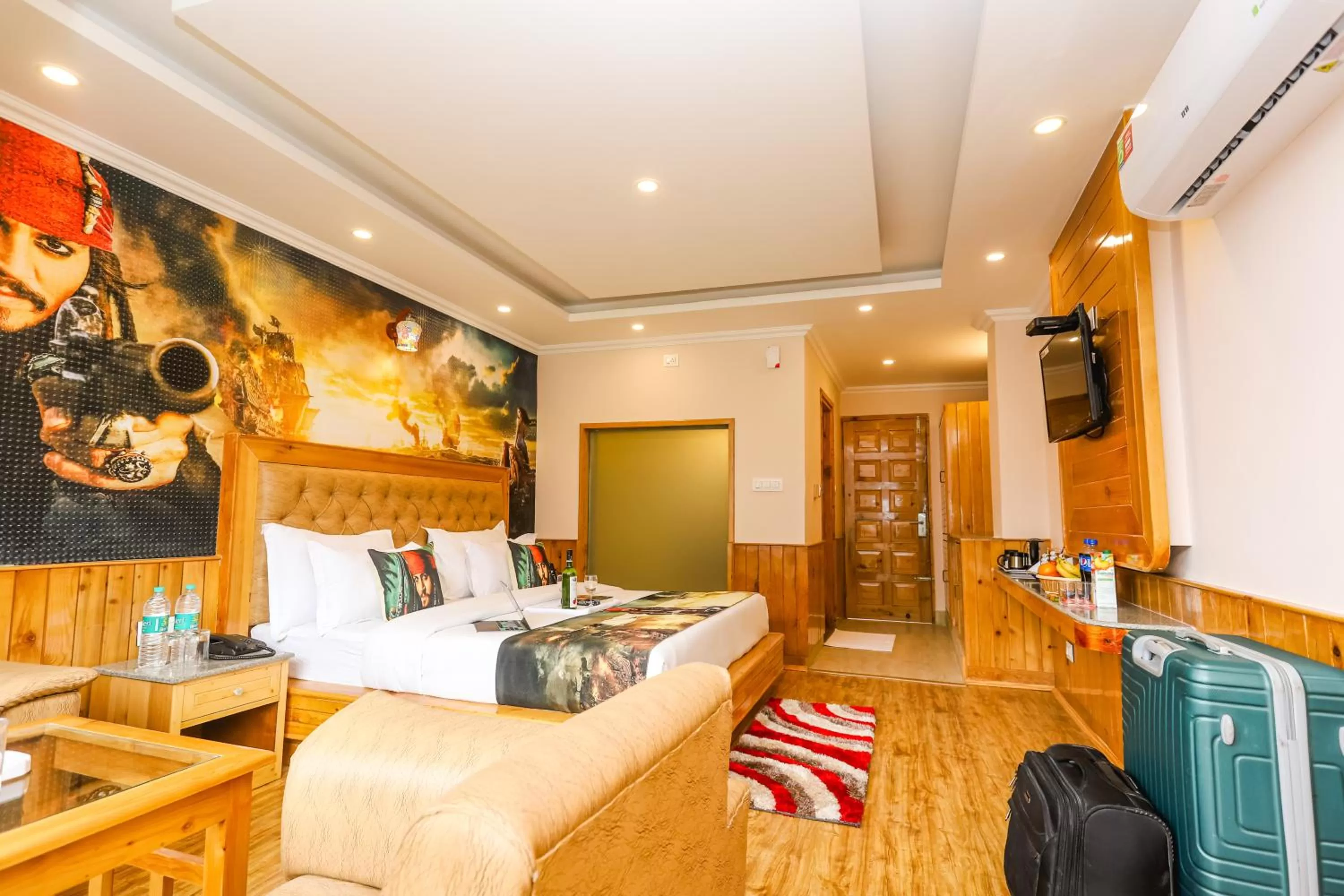 Superior King Room - single occupancy in Hotel Smugglers Mountain View - central heated & air Cooled