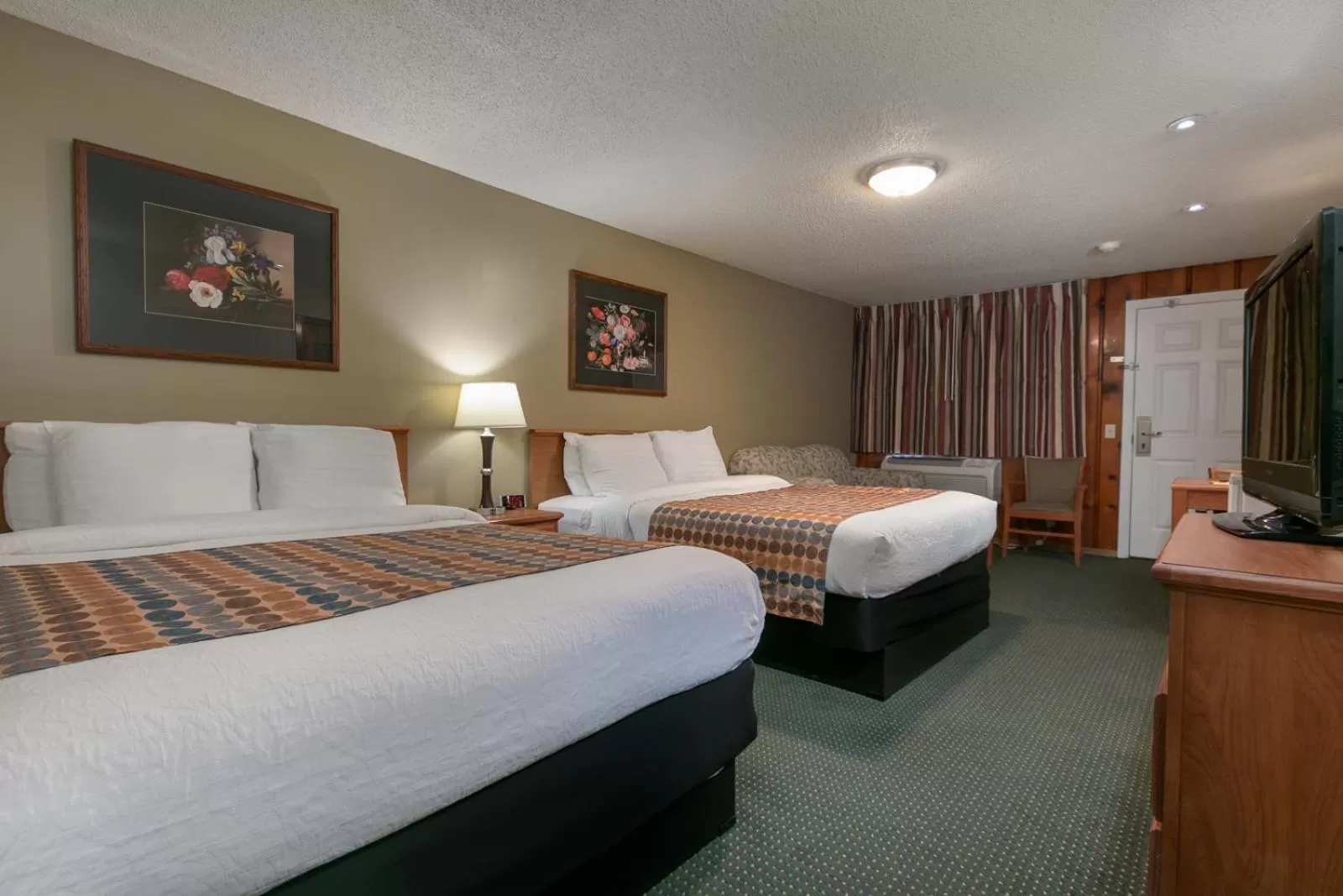Deluxe Queen Room with Two Queen Beds and sofa in Courtesy Inn Downtown Eugene