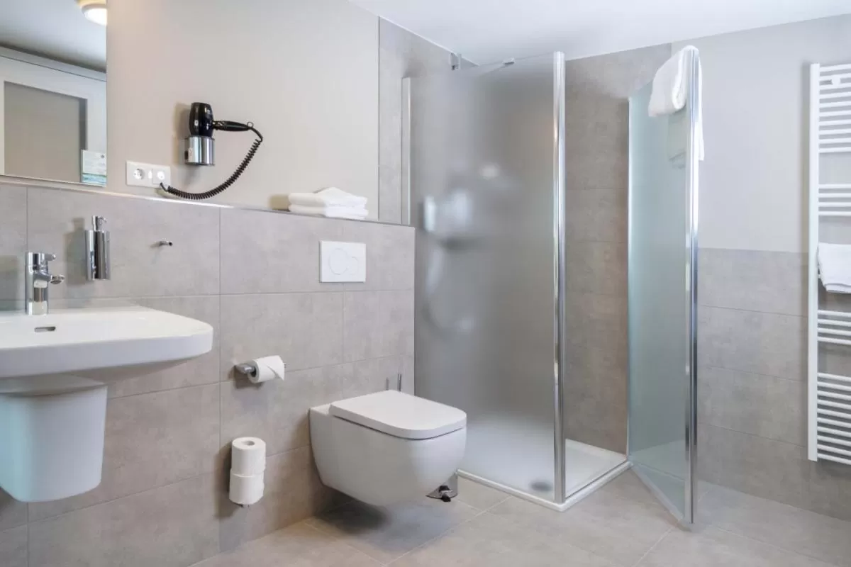 Triple Room with Bathroom in Gästehaus Dillertal