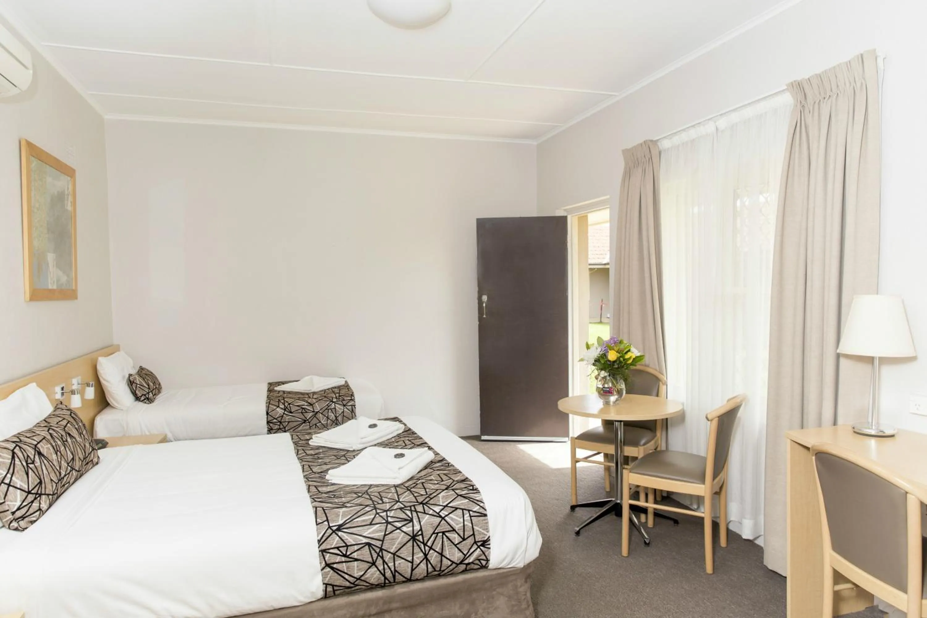 Budget Twin Room in Bathurst Motor Inn