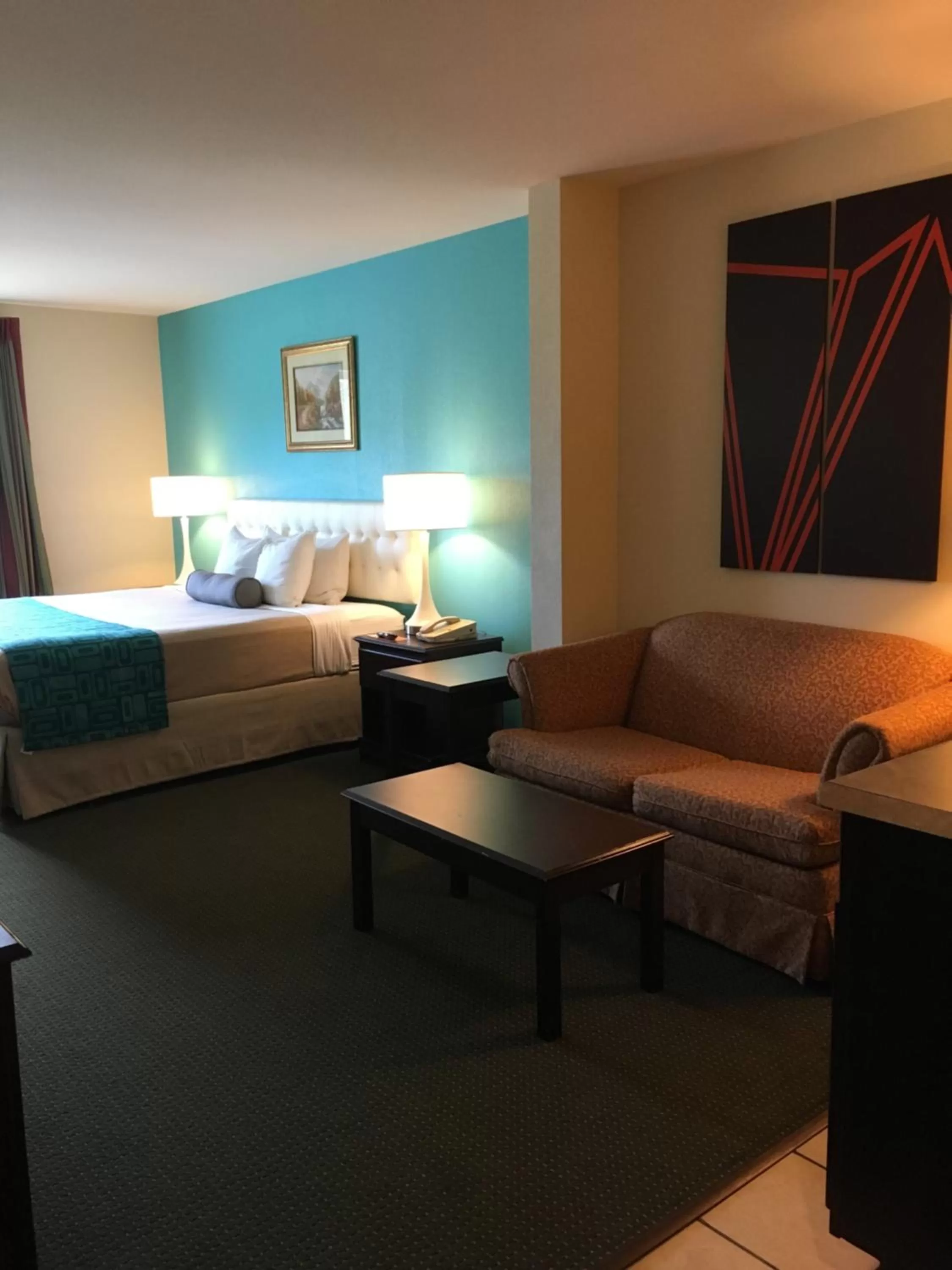 King Suite with Jetted Tub - Non-Smoking in Howard Johnson by Wyndham Houma