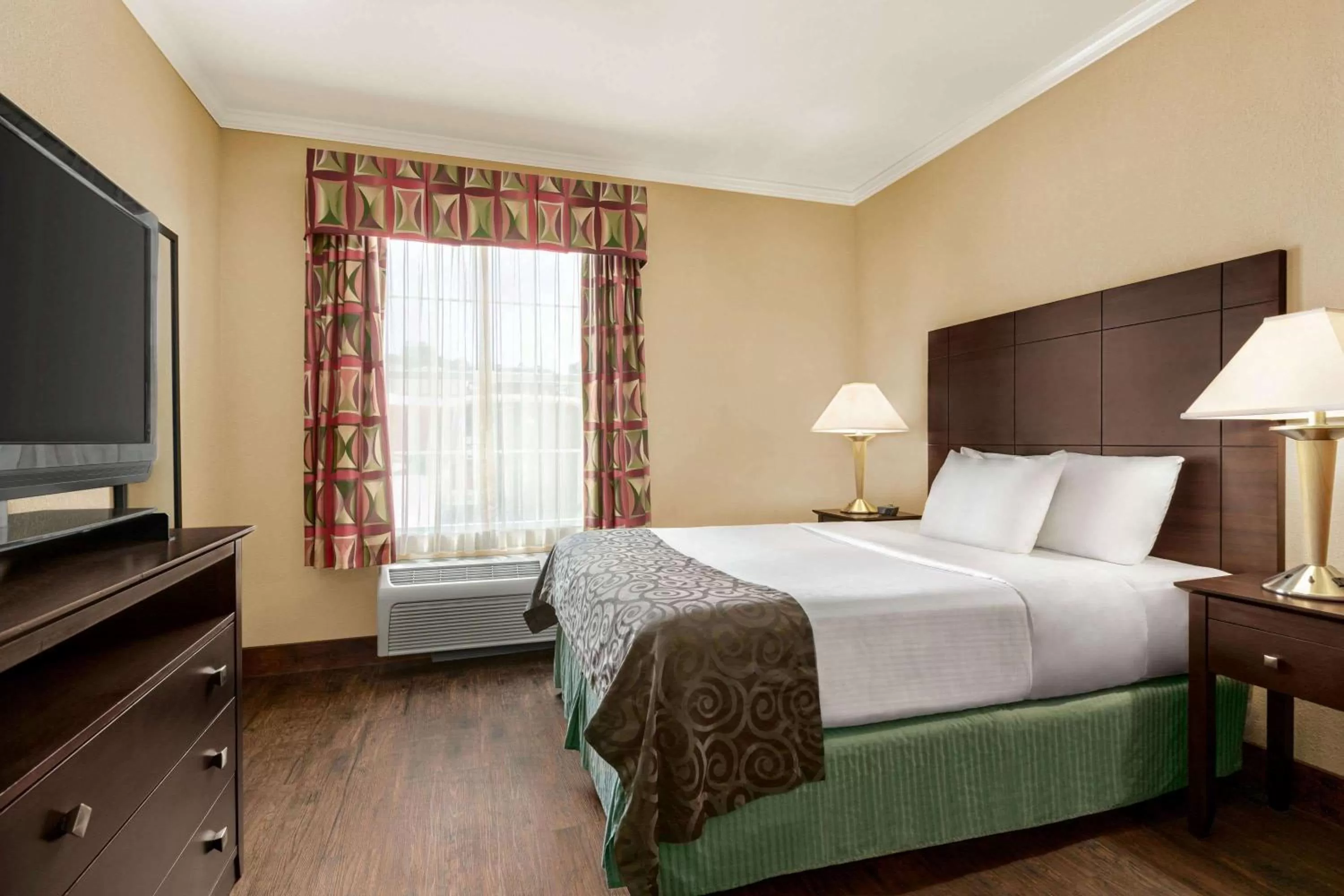 Queen Suite - Disability Access - Non-Smoking in Baymont by Wyndham Prince George Fort Gregg-Adams