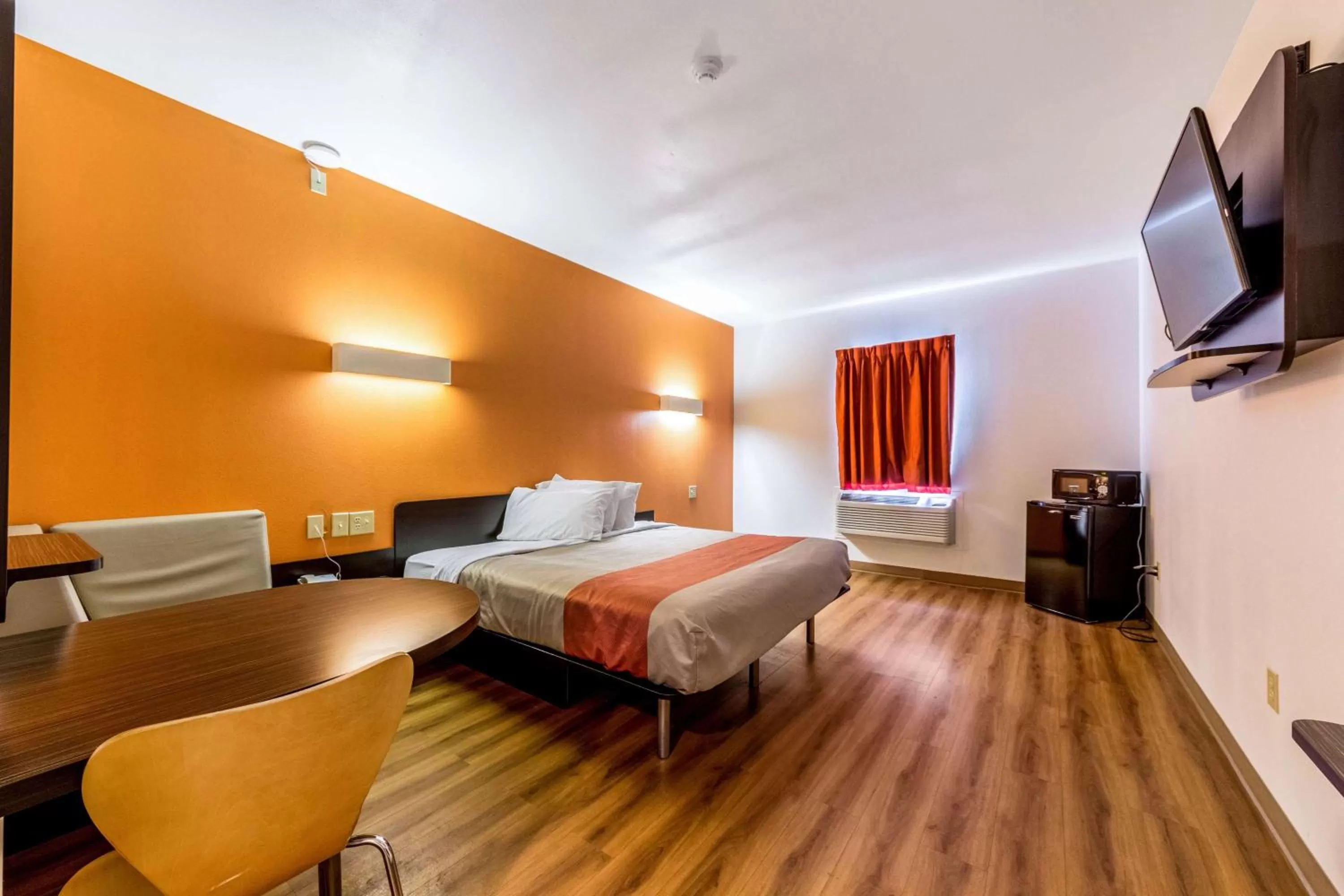 King Room - Non-Smoking in Motel 6-Jourdanton, TX