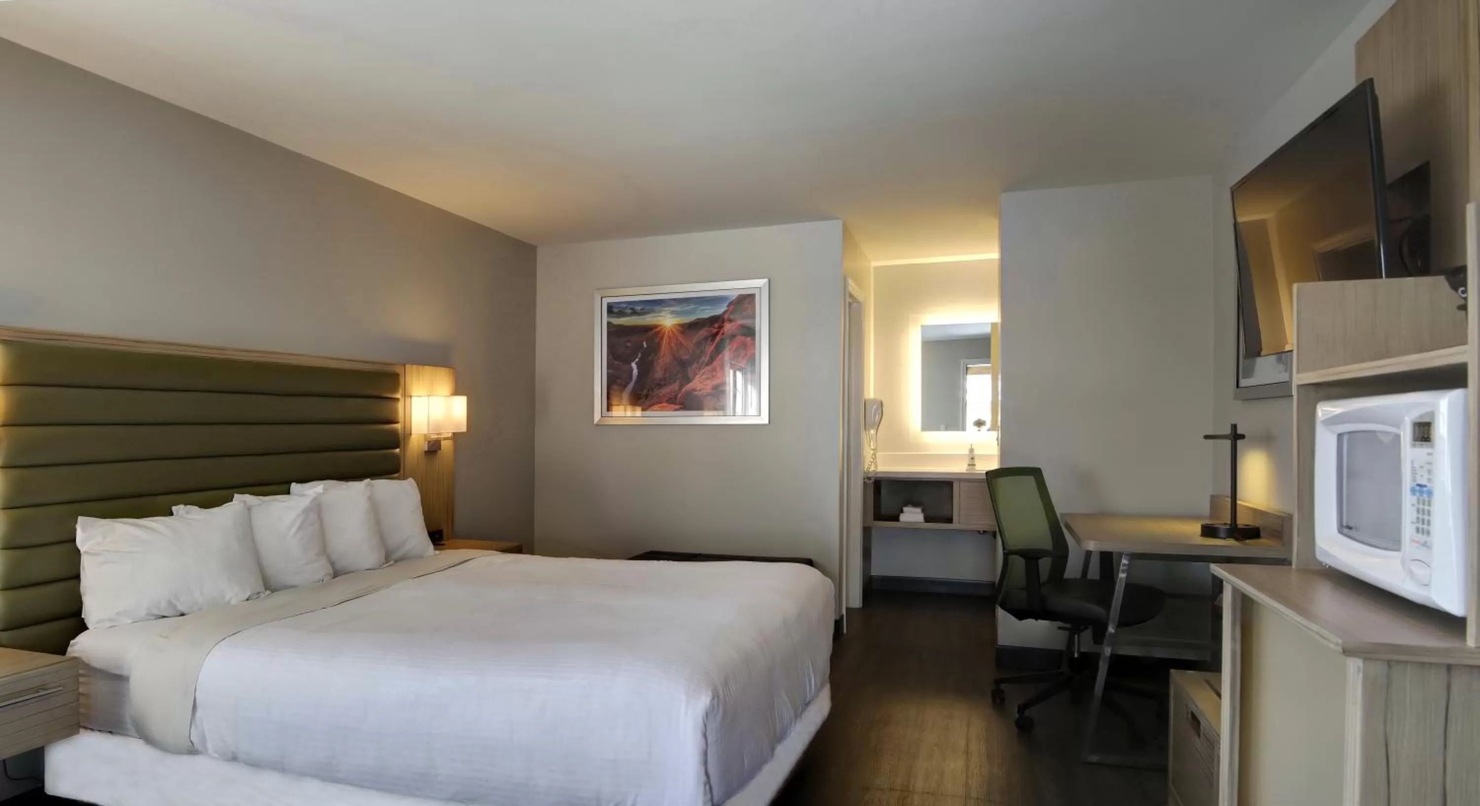 Deluxe Queen Room in GreenTree Inn Flagstaff