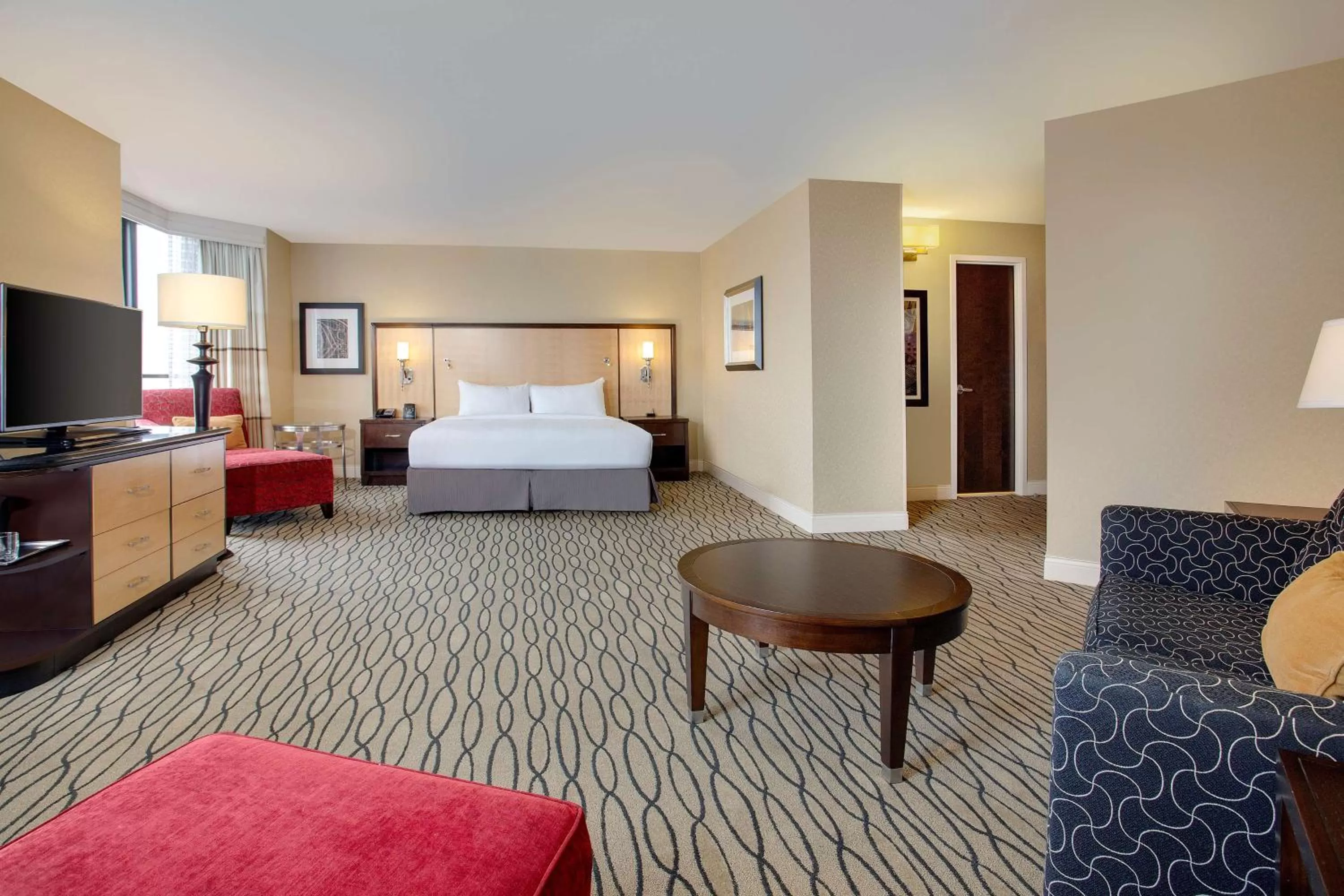 Junior King Suite with Seating Area in Hilton Rosemont Chicago O'Hare