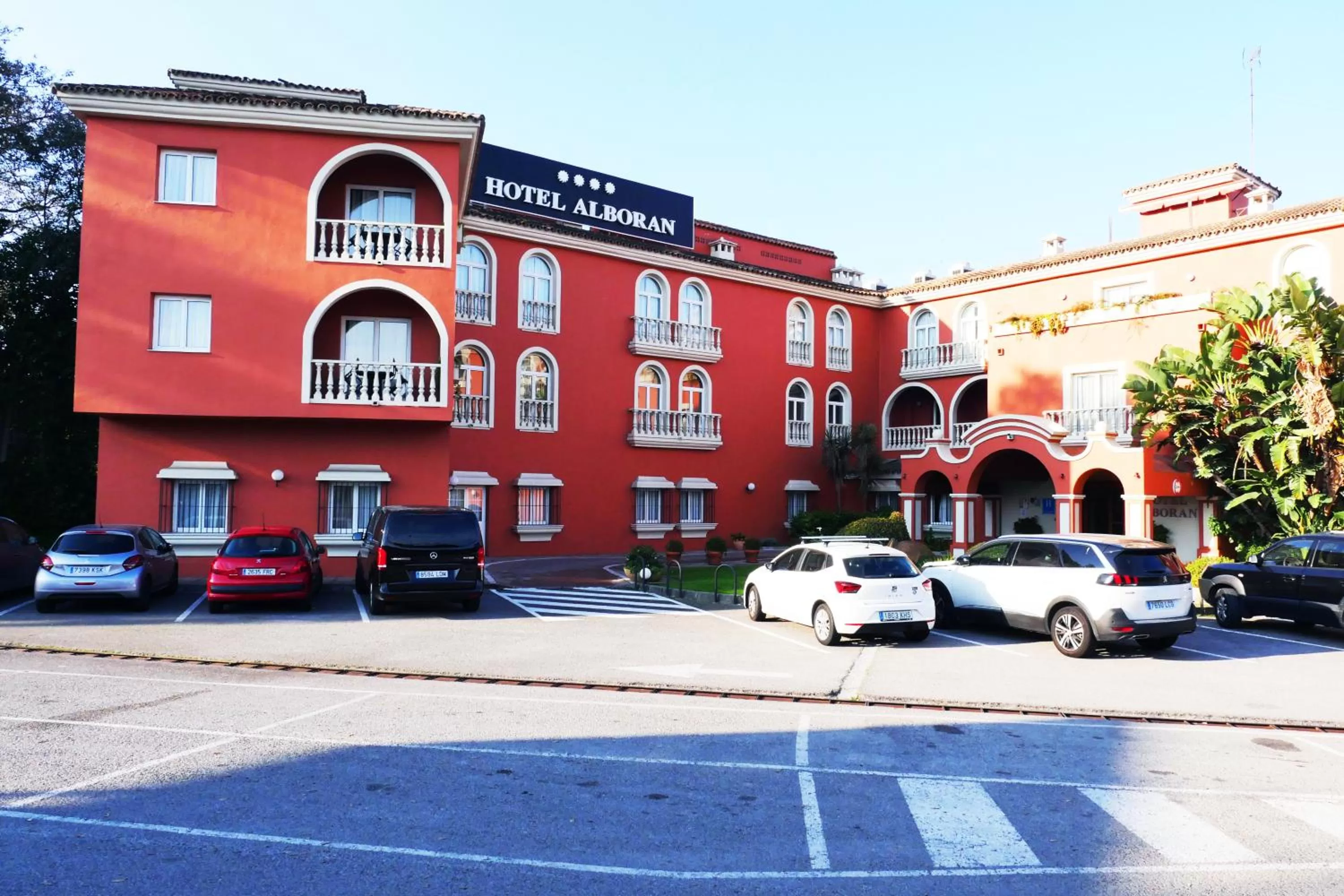 Facade/entrance in Alborán Algeciras