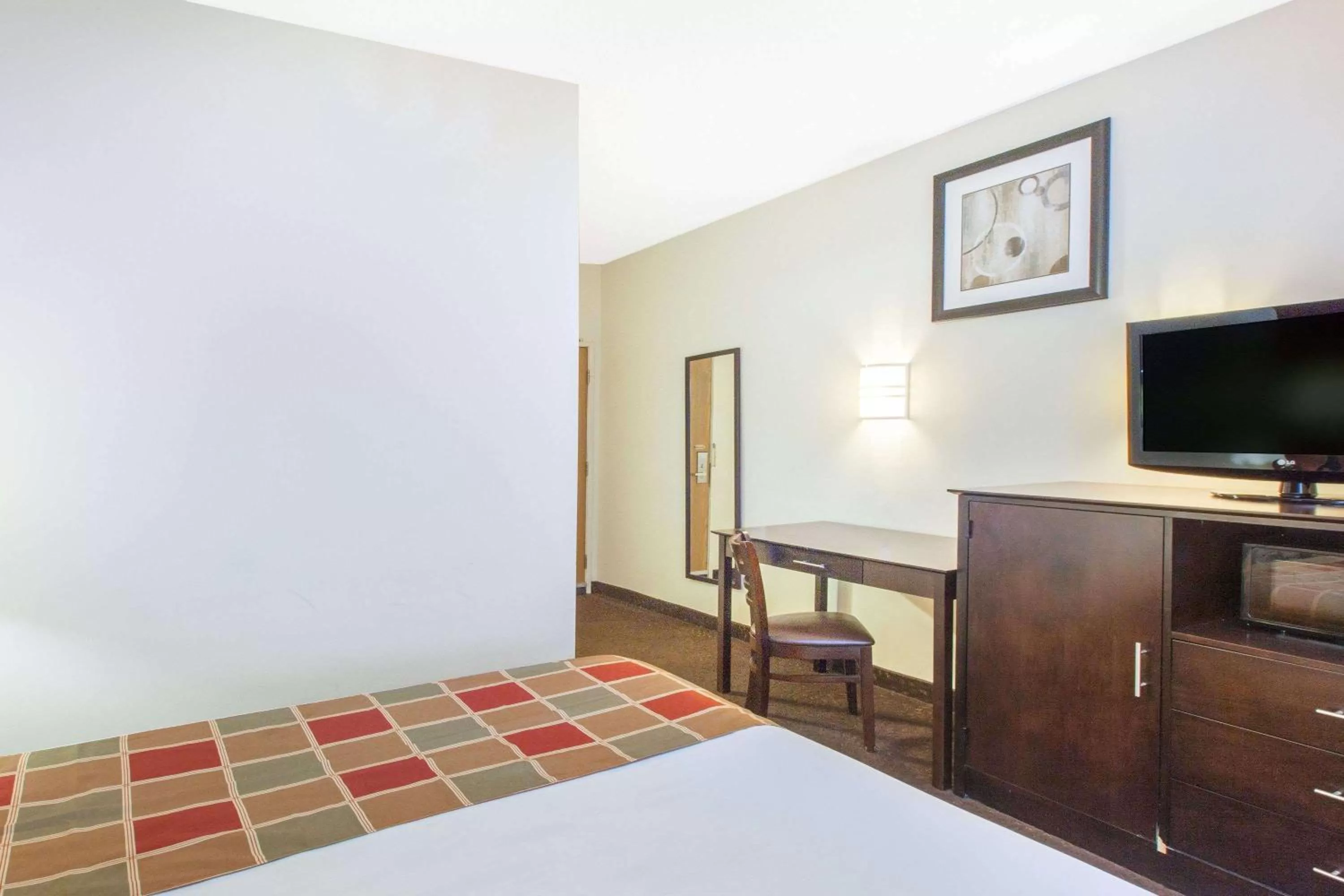 King Room - Disability Access/Non-Smoking in Travelodge by Wyndham Romulus Detroit Airport