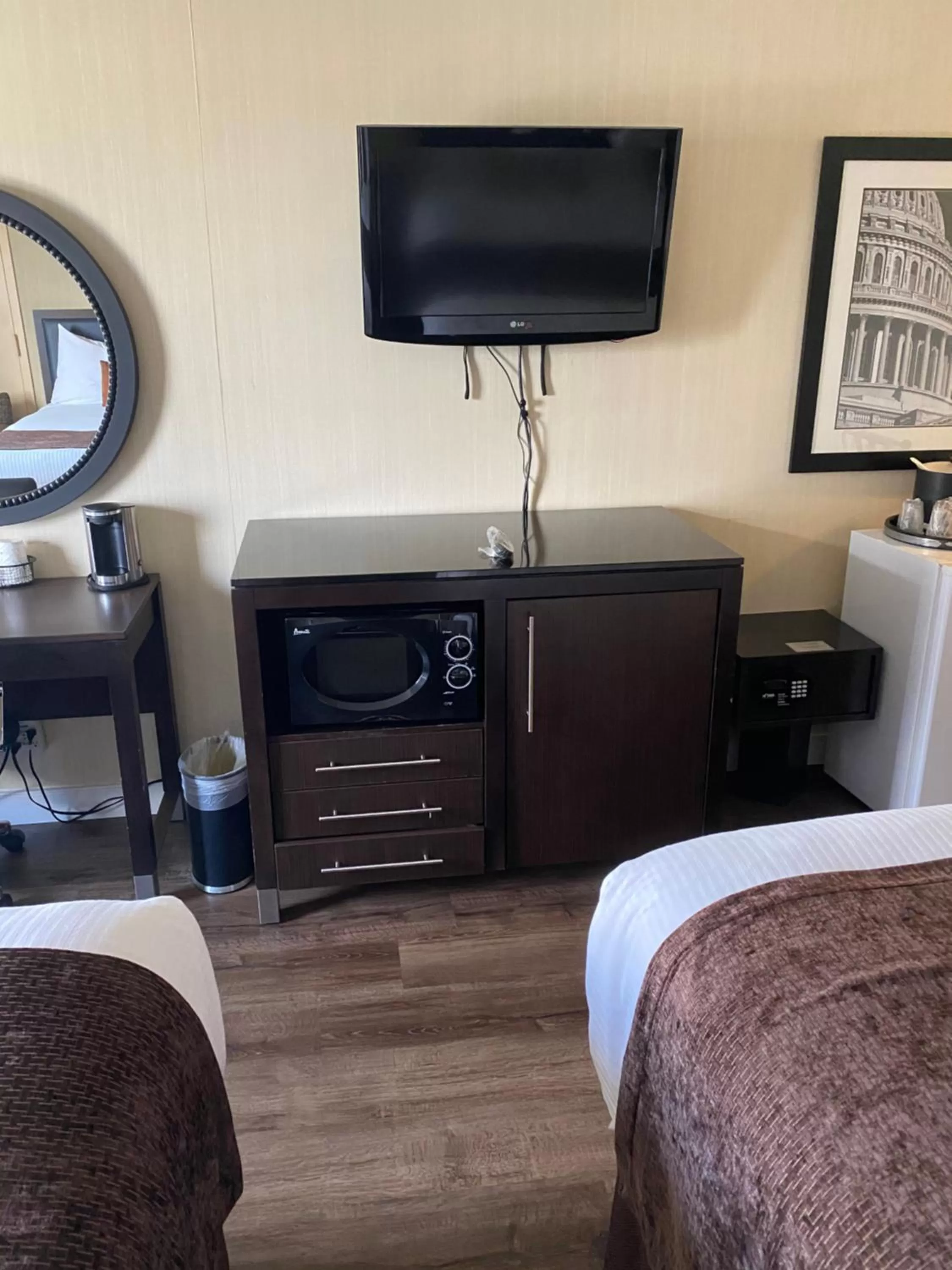 Queen Room with Two Queen Beds - Non-Smoking in Wingate by Wyndham Springfield