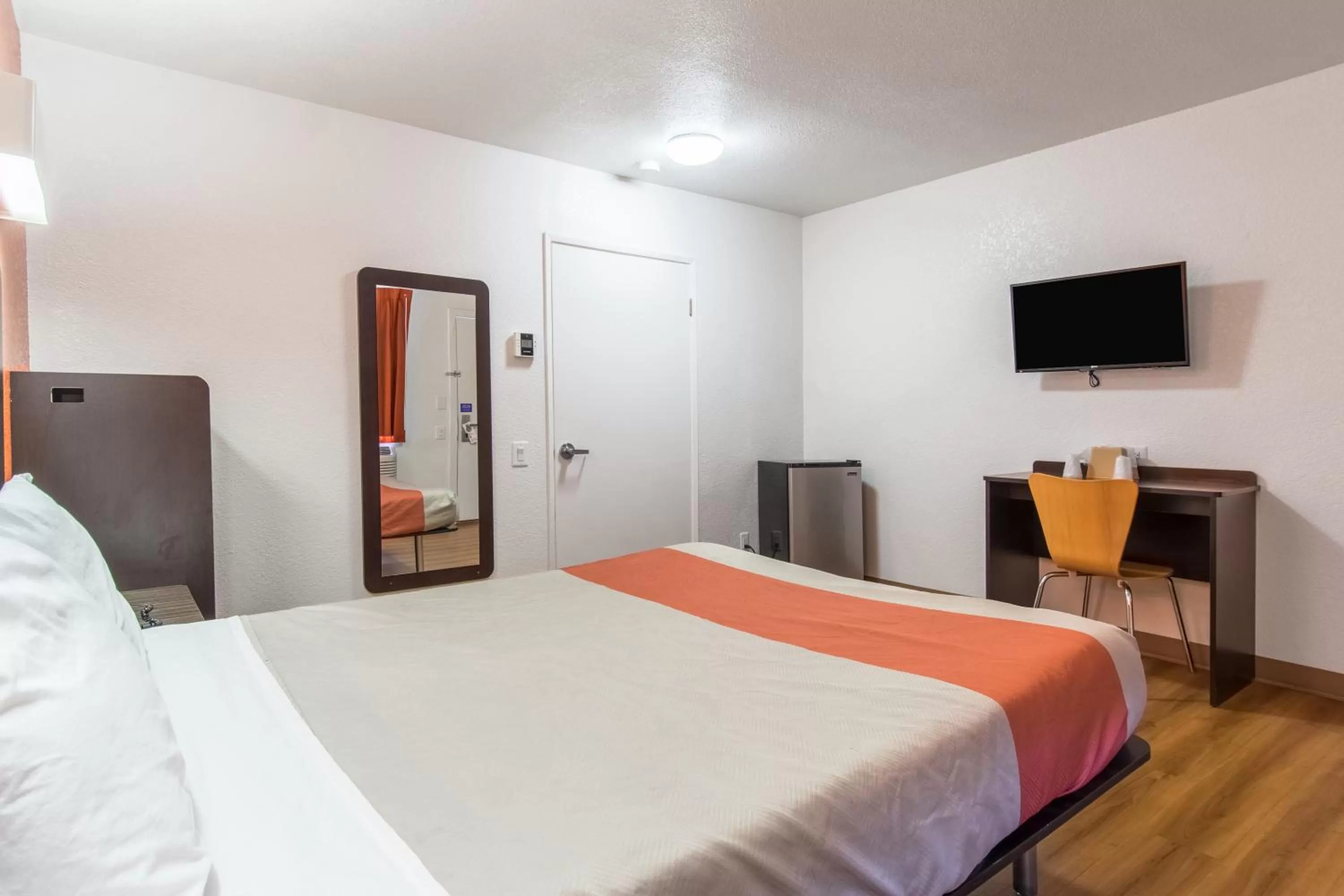 1 Queen Bed | Non-Smoking, Mini Fridge in Motel 6 Bakersfield