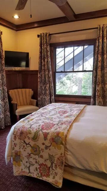 Superior Queen Room in The Lodge at Cloudcroft