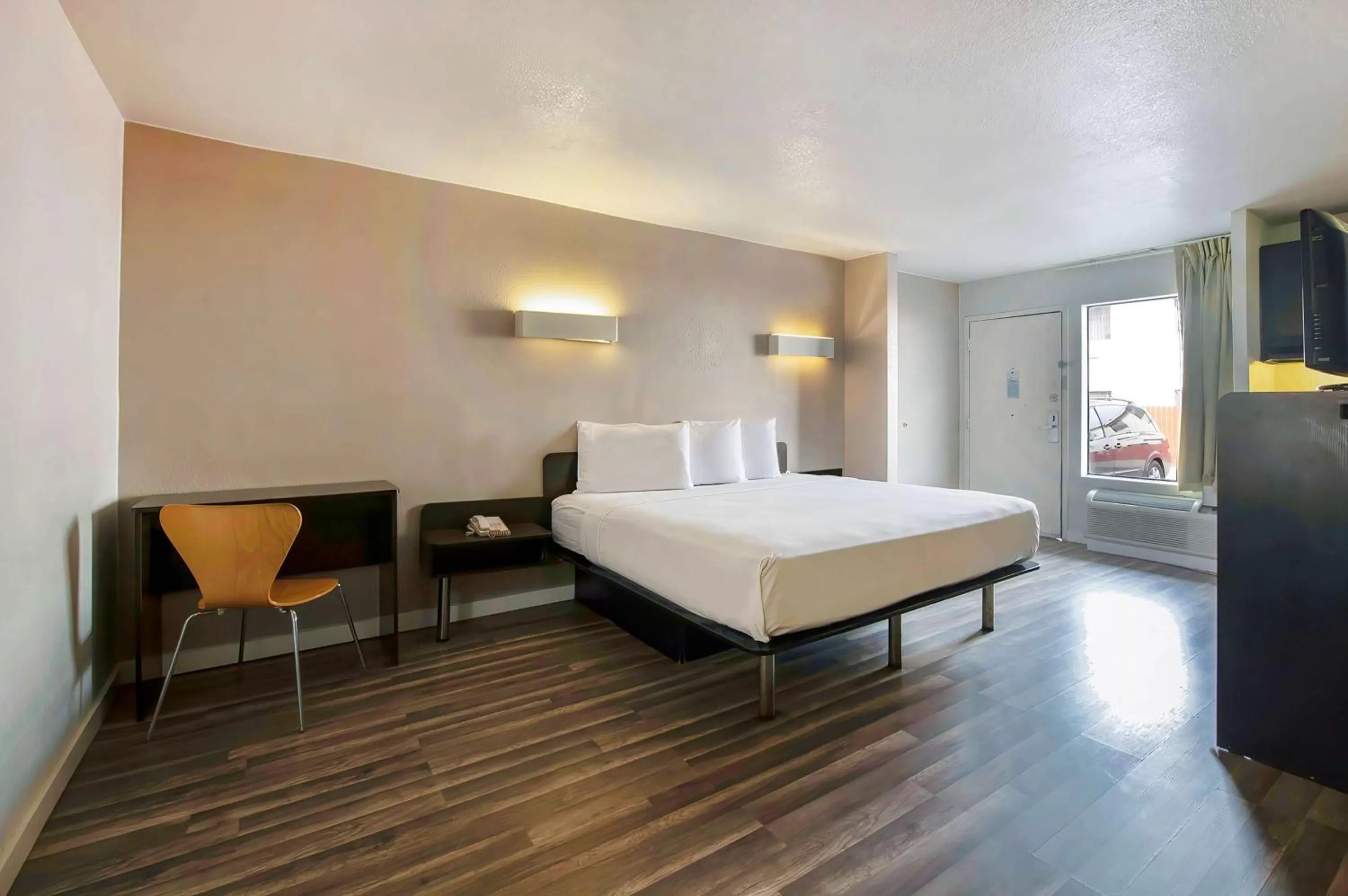 King Room with Roll-In Shower - Disability Access in Studio 6-San Antonio, TX - Airport