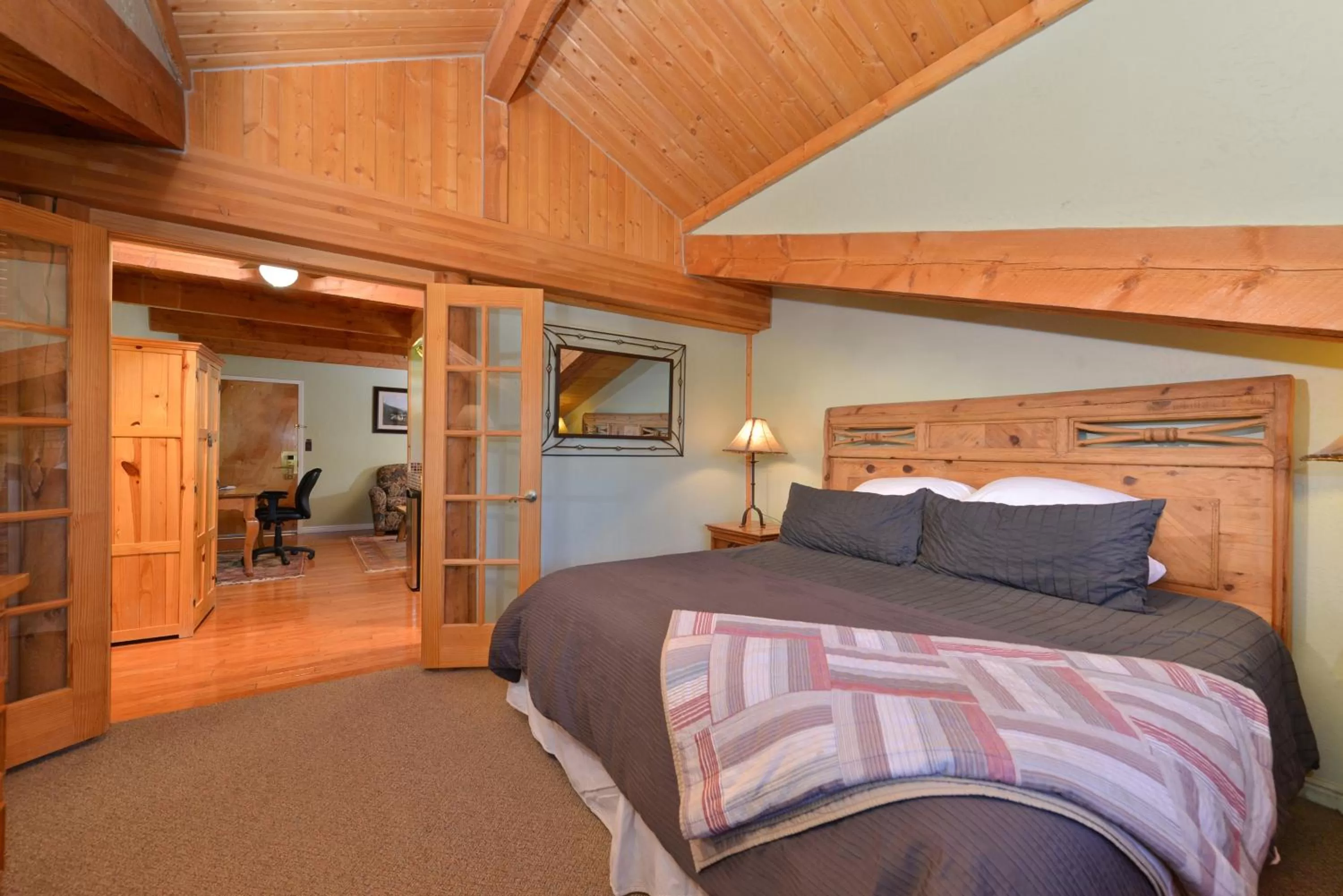 Deluxe King Room in The Boulder Creek Lodge