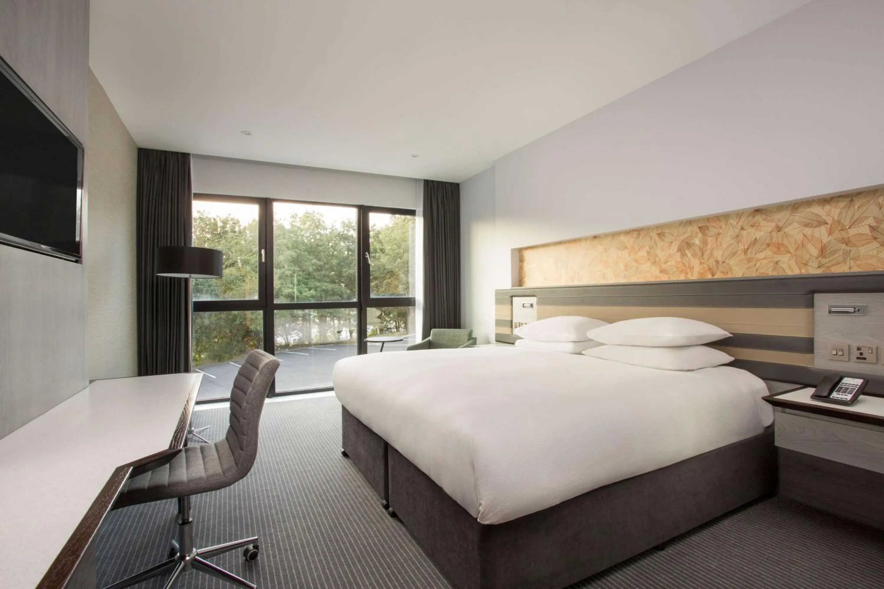 King Family Room with Sofa Bed in DoubleTree by Hilton Edinburgh - Queensferry Crossing