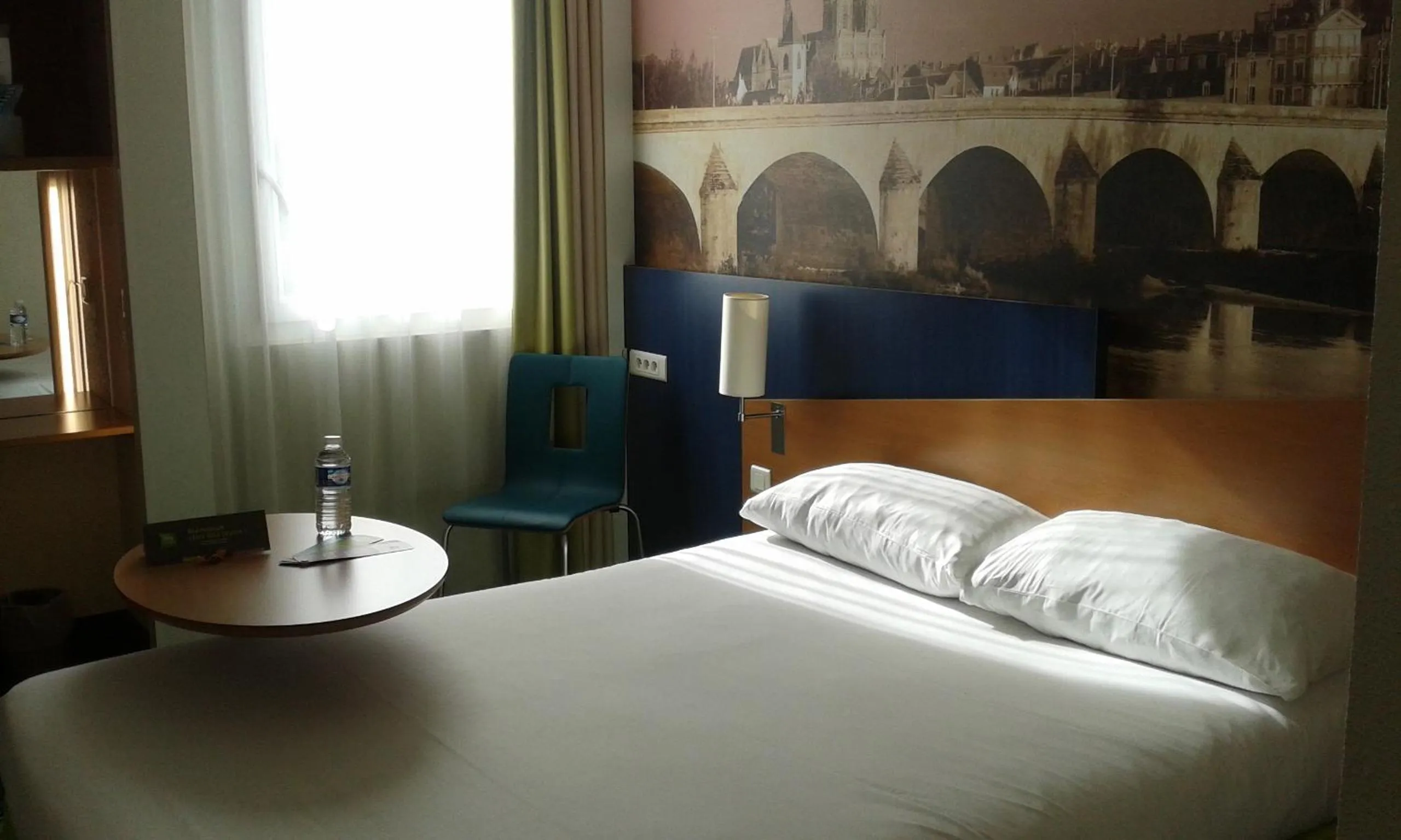 Day, Bed in ibis Styles Orléans