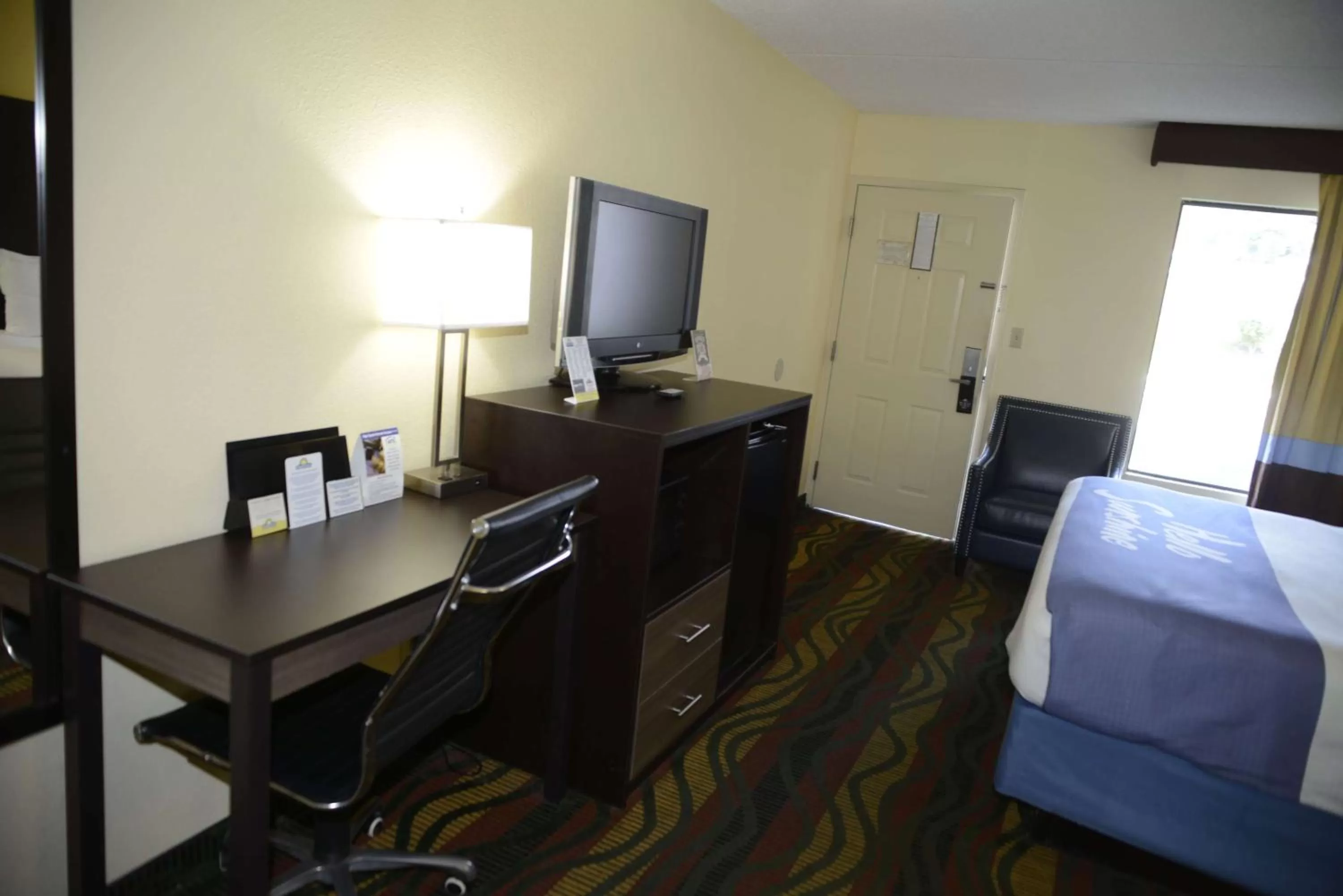 King Room - Dog Friendly/Non-Smoking in Days Inn by Wyndham Kodak/Sevierville Intrstate SmokeyMntns