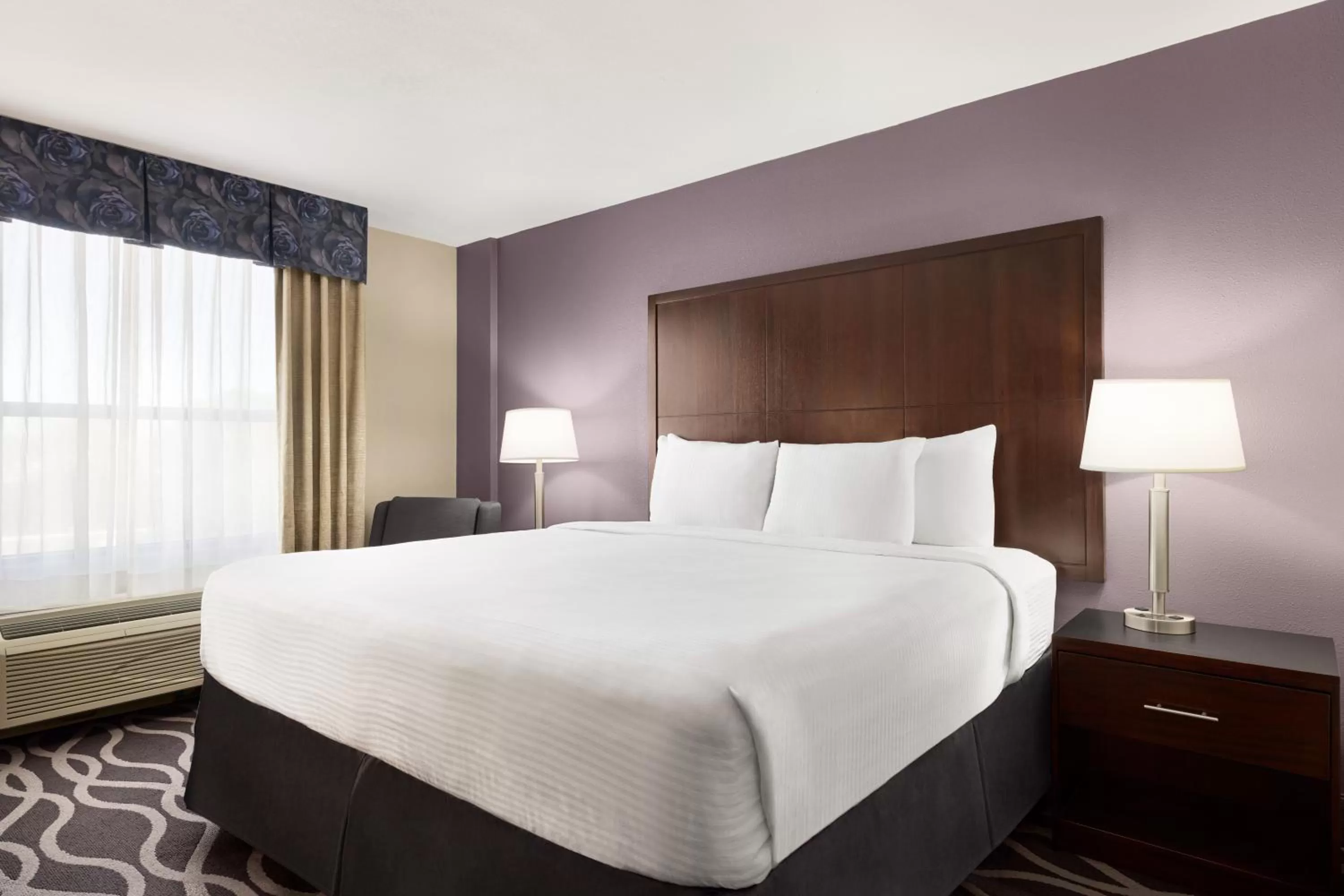 1 King Bed, Mobility Accessible Room, Bathtub w/ Grab Bars, Non-Smoking in IBAN Hotel, Trademark Collection by Wyndham