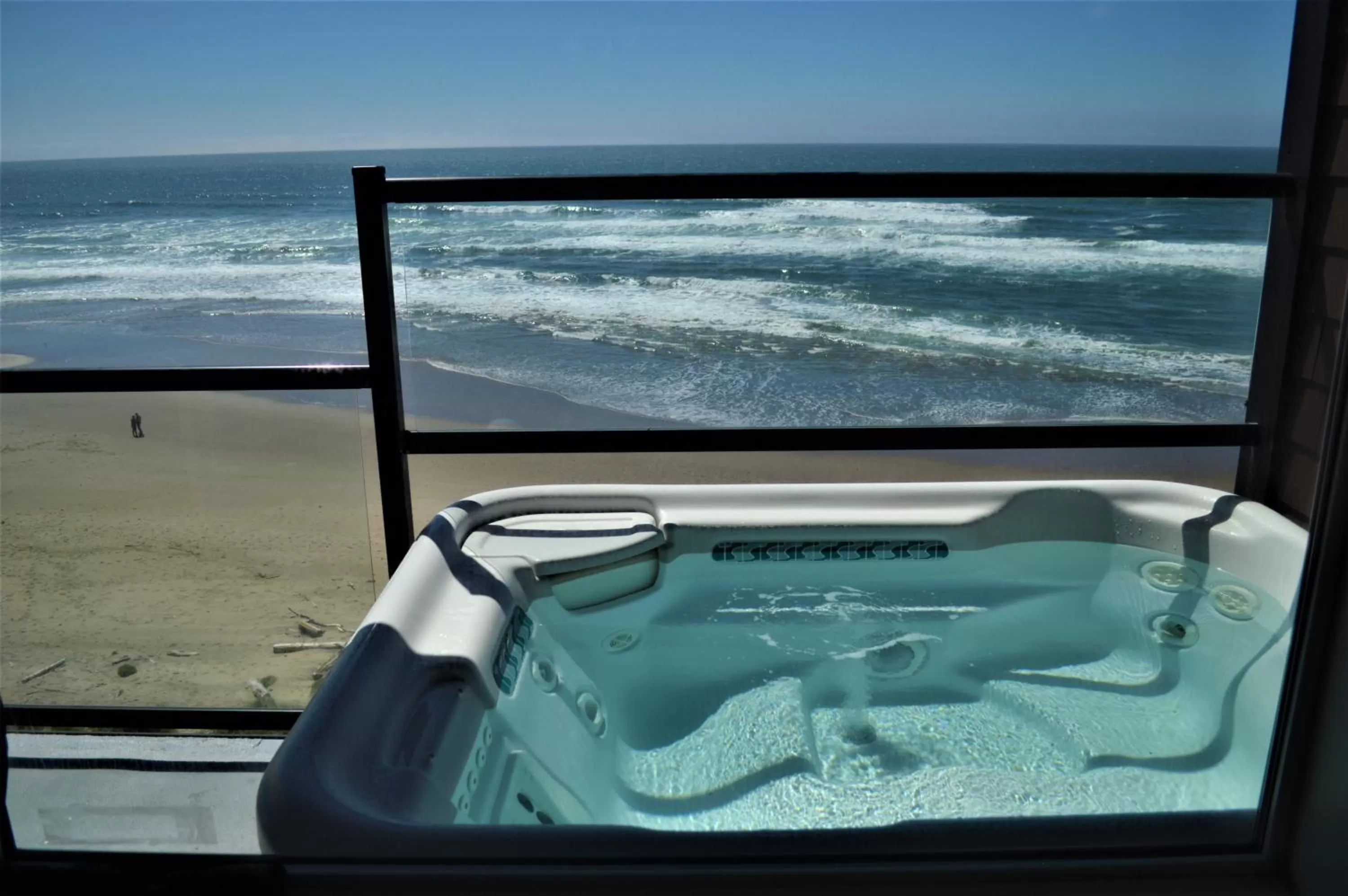 Oceanfront w/Hot Tub, 2 bdrm/1 bath, FP, kitchen, Livingroom "Pacific" in Starfish Manor Oceanfront Hotel